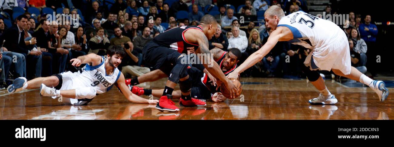 PAS DE FILM, PAS DE VIDÉO, PAS de télévision, PAS DE DOCUMENTAIRE - Ricky Rubio de Minnesota Timberwolves (9), Damian Lillard de Portland Trail Blazers (0), LaMarcus Aldridge de Portland Trail Blazers (12) et Greg Stiemsma de Minnesota Timberwolves (34) se sont battus pour une balle lâche au quatrième trimestre au Target Centre de Minneapolis, Minnesota, lundi 4 février 2013. Portland a battu le Minnesota, 100-98. (Carlos Gonzalez/Minneapolis Star Tribune/MCT) Banque D'Images