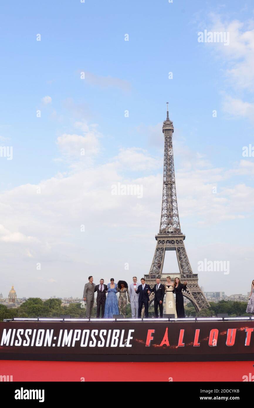 Henry Cavill, Jake Myers, Michelle Monaghan, Angela Bassett, Christopher McQuarrie, Tom Cruise, Simon Pegg, Vanessa Kirby et Rebecca Ferguson posent devant la Tour Eiffel lors de la première mondiale de Mission: Impossible - Fallout au Palais de Chaillot à Paris, France, le 12 juillet 2018. Photo d'Aurore Marechal/ABACAPRESS.COM Banque D'Images