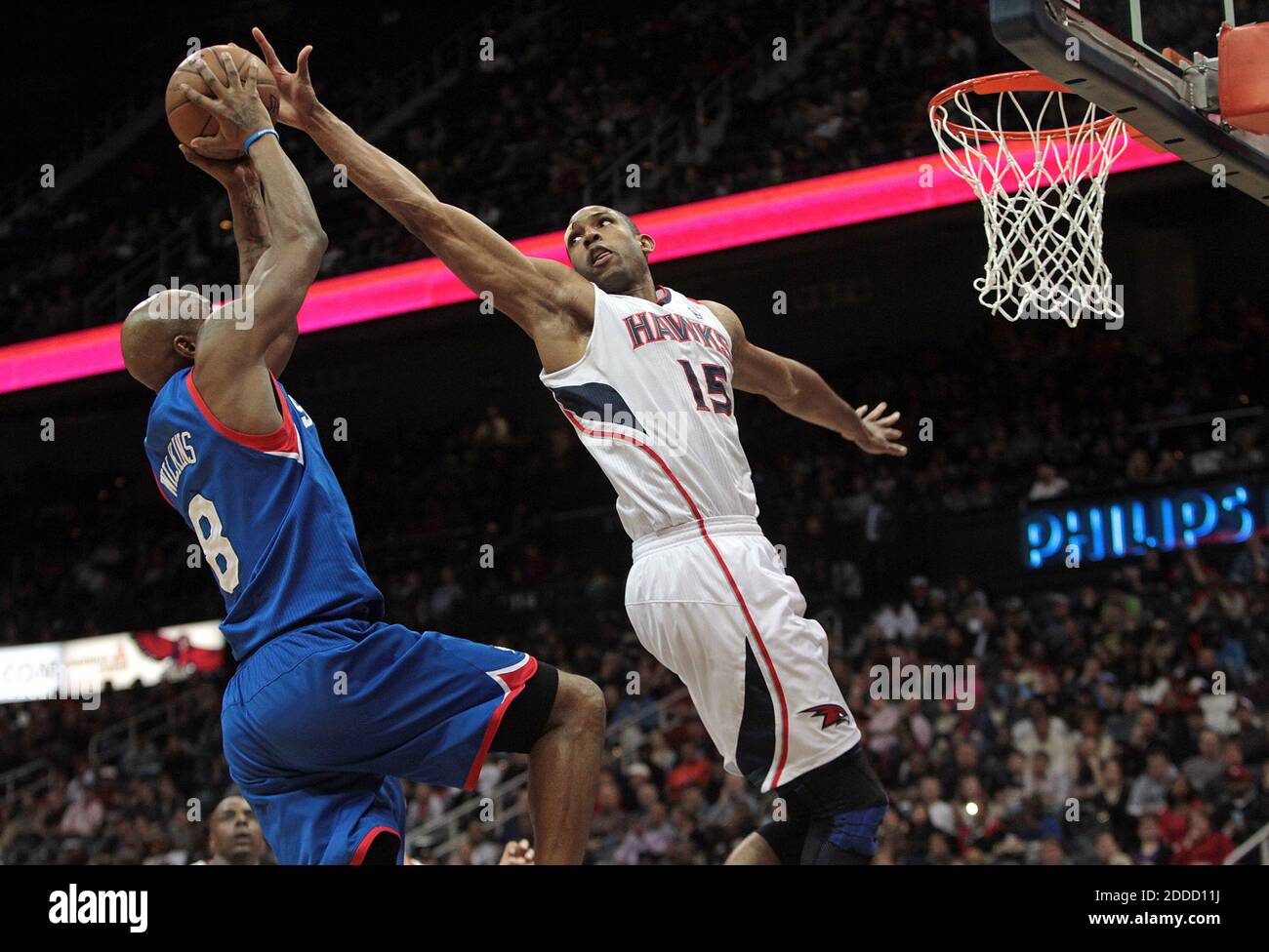 PAS DE FILM, PAS DE VIDÉO, PAS de TV, PAS DE DOCUMENTAIRE - The Atlanta Hawks's Al Horford (15) défend contre les Philadelphia 76ers's Damien Wilkins pendant la seconde moitié à Philips Arena à Atlanta, GA, Etats-Unis le 6 mars 2013. Photo de Curtis Compton/Atlanta Journal-Constitution/MCT/ABACAPRESS.COM Banque D'Images