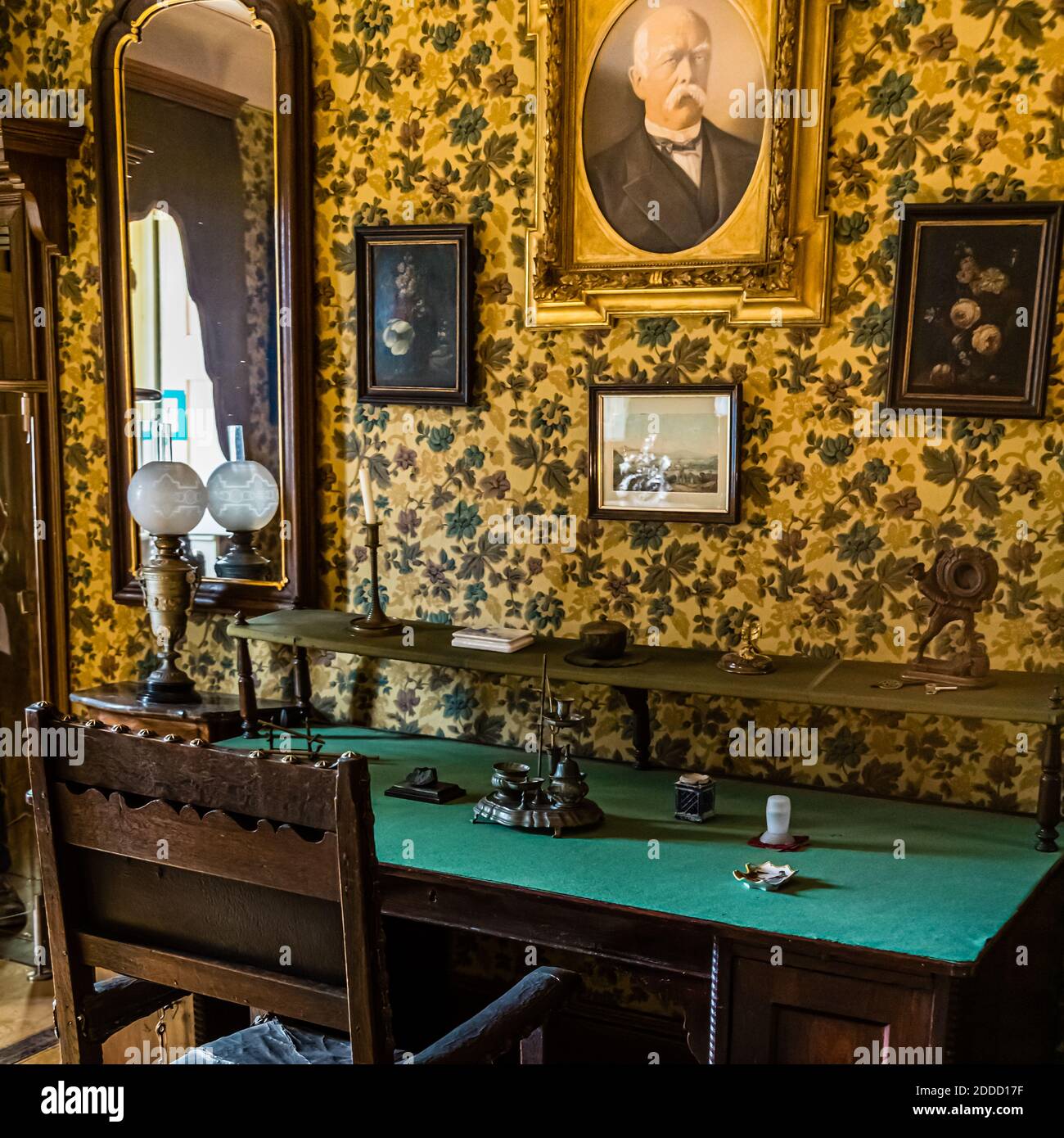 Bismarck est resté avec sa famille entre 1876 et 1893 dans un appartement dans la haute-Saline. Les chambres peuvent encore être vues dans leur état d'origine jusqu'à ce jour. L'exposition vaut la peine d'être vue et instructive. En outre, c'est presque un miracle que les chambres privées et l'inventaire de Bismarck ont survécu intact pendant plus d'un siècle. Bad Kissingen, Allemagne Banque D'Images