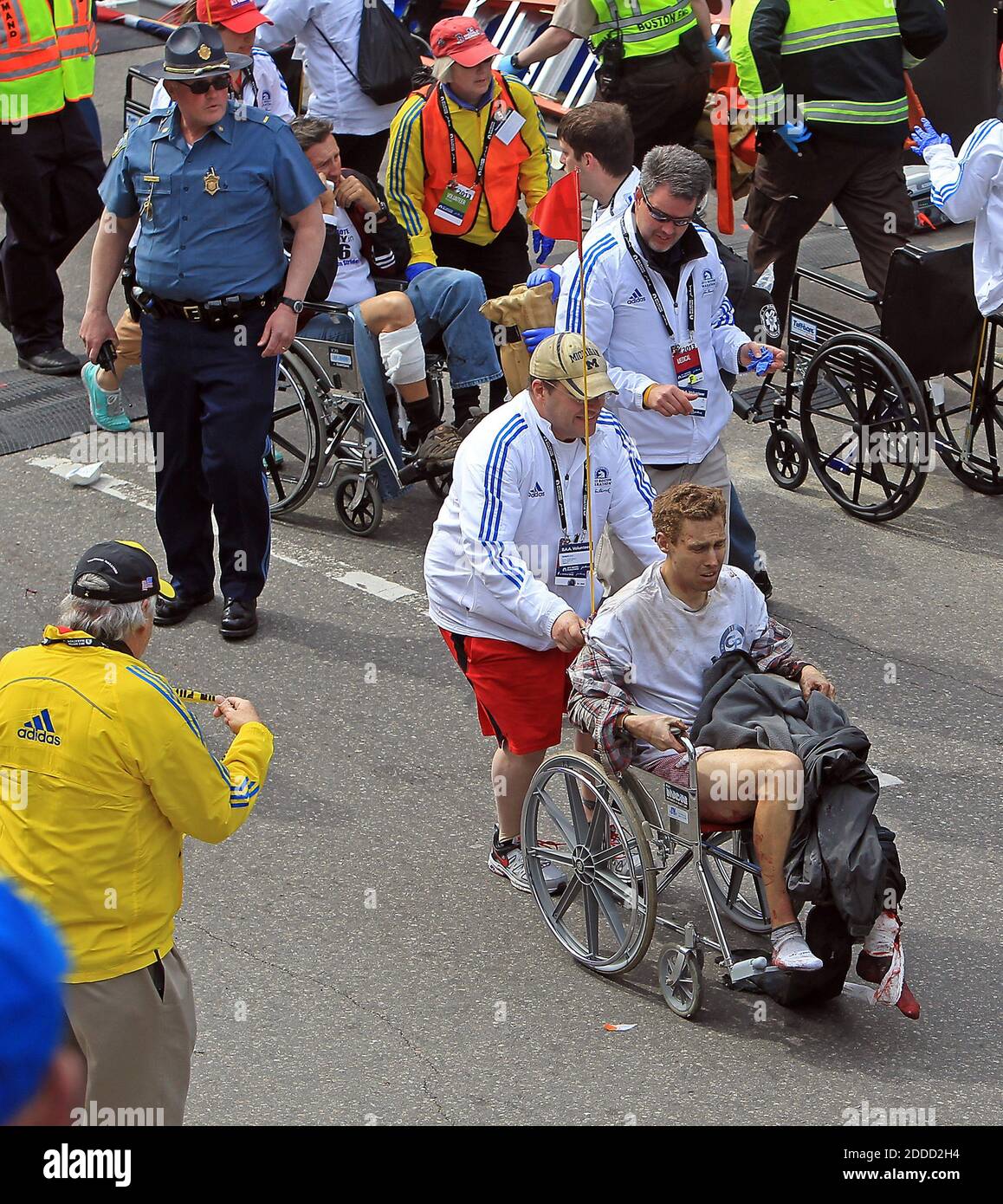 PAS DE FILM, PAS DE VIDÉO, PAS de TV, PAS DE DOCUMENTAIRE - les victimes de l'explosion de la bombe pendant le marathon de Boston sont assistés à Boston, Massachusetts, Etats-Unis, le lundi 15 avril 2013. Photo de Stuart Cahill/Boston Herald/MCT/ABACAPRESS.COM Banque D'Images