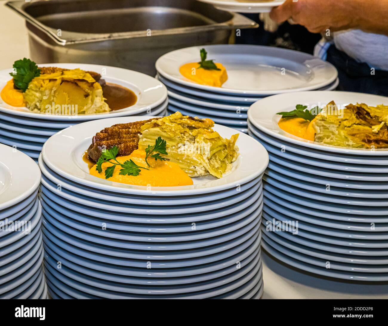Un plat de gratin de pommes de terre, de viande braisée dans sa sauce et une purée orange de citrouille et carottes attend les invités lors de la cérémonie de couronnement de la Reine des Pommes de Terre Bavaroise 2019 à Schrobenhausen, Allemagne. Banque D'Images