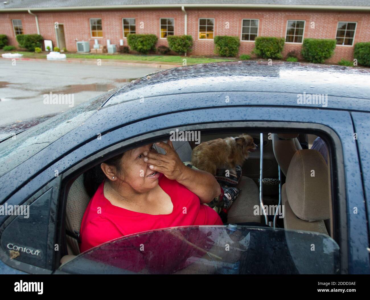 PAS DE FILM, PAS DE VIDÉO, PAS de TV, PAS DE DOCUMENTAIRE - Pat Wheeler de Moore, Oklahoma, Etats-Unis, efface une déchirure comme elle parle mardi, 21 mai 2013, au sujet de survivre à la tornade à Moore, Oklahoma. Photo de Shane Keyser/Kansas City Star/MCT/ABACAPRESS.COM Banque D'Images