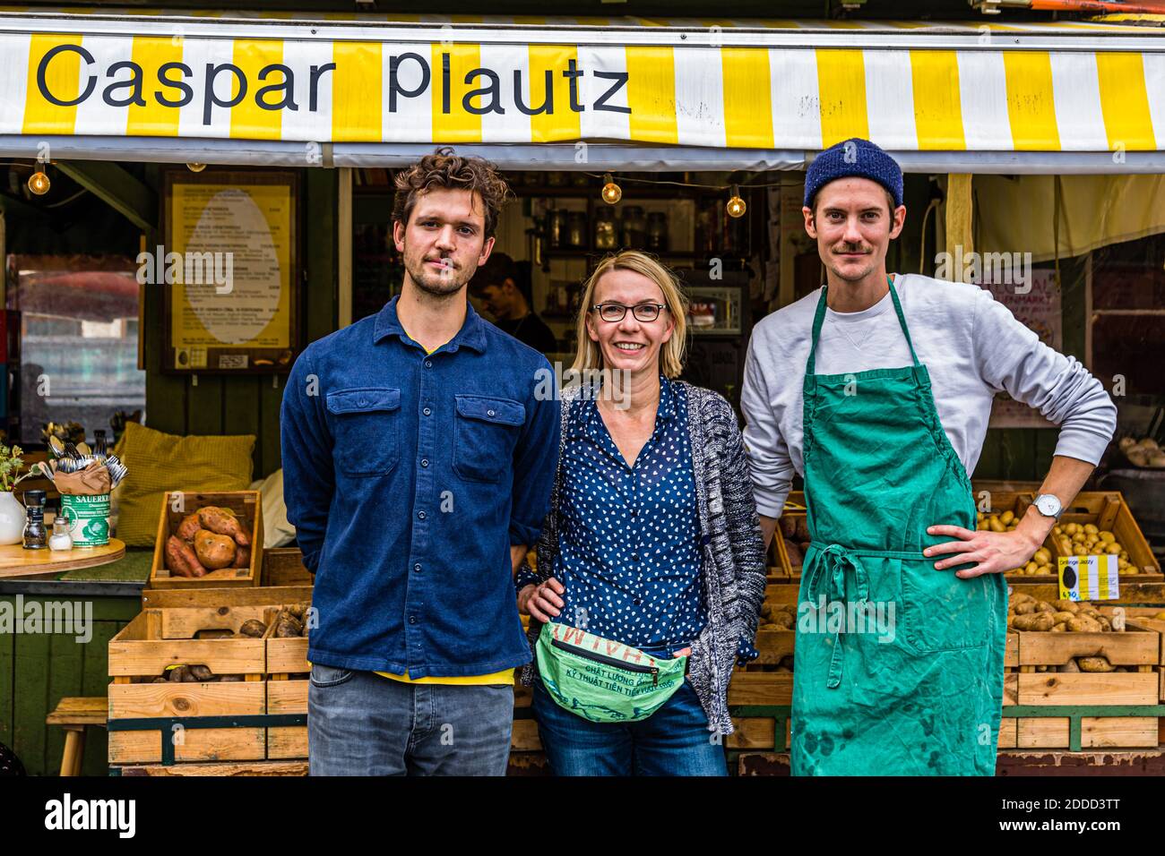 Dominik Klier et Theo Lindinger avec l'éditeur Angela Berg devant les pommes de terre de table de Caspar Plautz. La sélection est actuellement limitée à 12 variétés. Vers l'automne, la gamme s'étend jusqu'à 25 variétés à München, en Allemagne Banque D'Images
