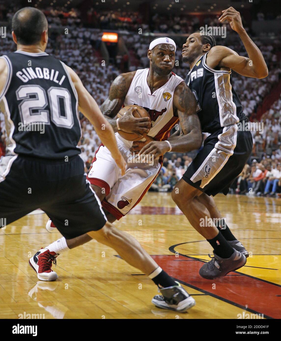 PAS DE FILM, PAS DE VIDÉO, PAS de TV, PAS DE DOCUMENTAIRE - LeBron James de Miami chauffe le panier autour de San Antonio Spurs Kawhi Leonard pendant le premier trimestre dans le jeu 2 des finales de la NBA à l'AmericanAirlines Arena à Miami, FL, USA le 9 juin 2013. La chaleur de Miami a vaincu les Spurs de San Antonio, 103-84. Photo d'Al Diaz/Miami Herald/MCT/ABACAPRESS.COM Banque D'Images