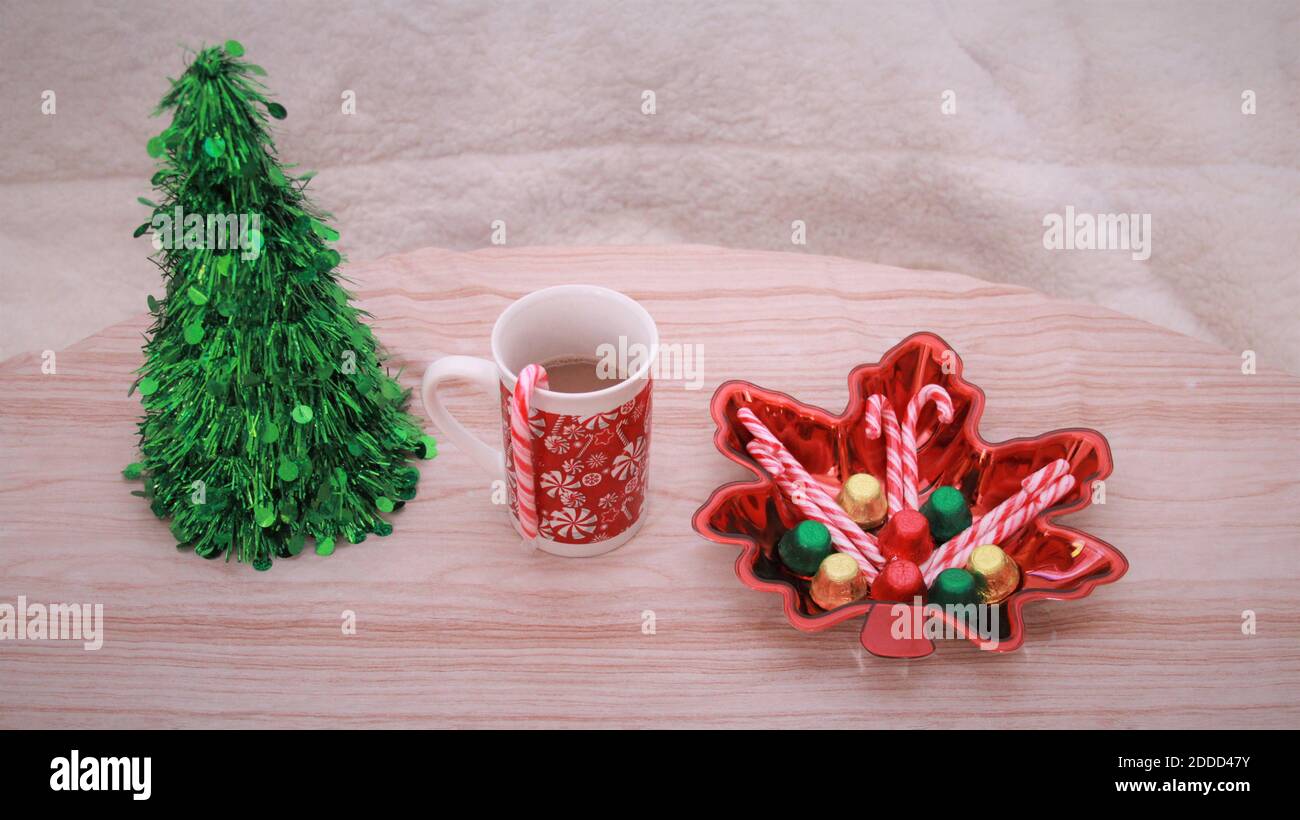 Friandises de Noël et décor sur la table! Banque D'Images