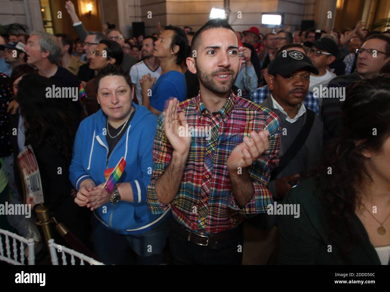 PAS DE FILM, PAS DE VIDÉO, PAS de TV, PAS DE DOCUMENTAIRE - Jessie Casenada, de San Francisco, à droite, célèbre la décision de la Cour suprême sur la proposition 8 et la loi de défense du mariage lors d'une projection à l'hôtel de ville de San Francisco, Californie, le mercredi 26 juin 2013. La Cour suprême des États-Unis a rejeté la proposition 8 de la Californie et a déclaré inconstitutionnelle la loi de 1996 sur la défense du mariage. Photo de Jane Tyska/Bay Area News Group/MCT/ABACAPRESS.COM Banque D'Images