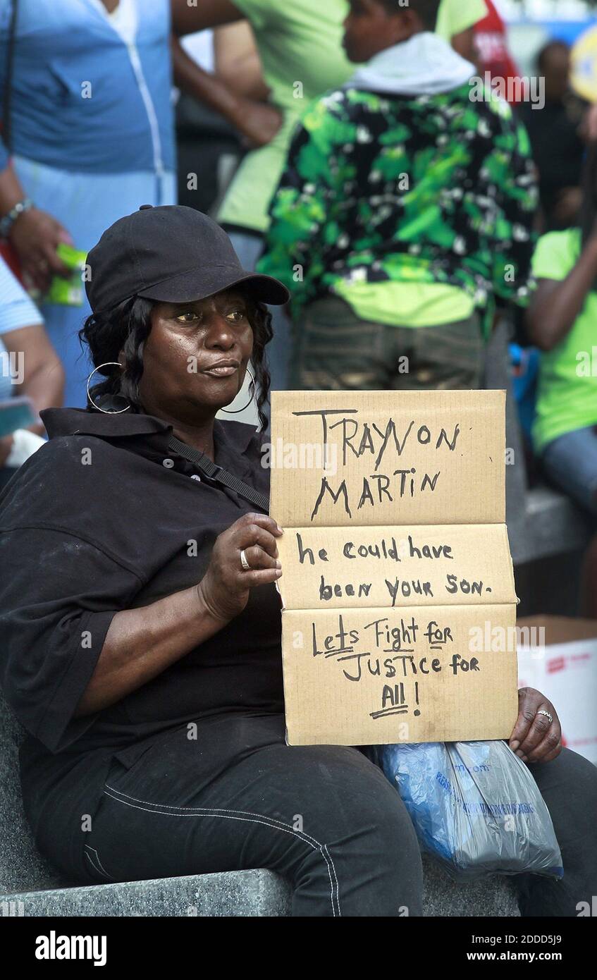 PAS DE FILM, PAS DE VIDÉO, PAS de télévision, PAS DE DOCUMENTAIRE - Denise Richardson, une résidente de Miami, tient son panneau fait maison au rassemblement « Justice for Trayvon » dans le centre-ville de Miami, Floride, États-Unis, le samedi 20 juillet 2013. Photo de Marsha Halper/Miami Herald/MCT/ABACAPRESS.COM Banque D'Images