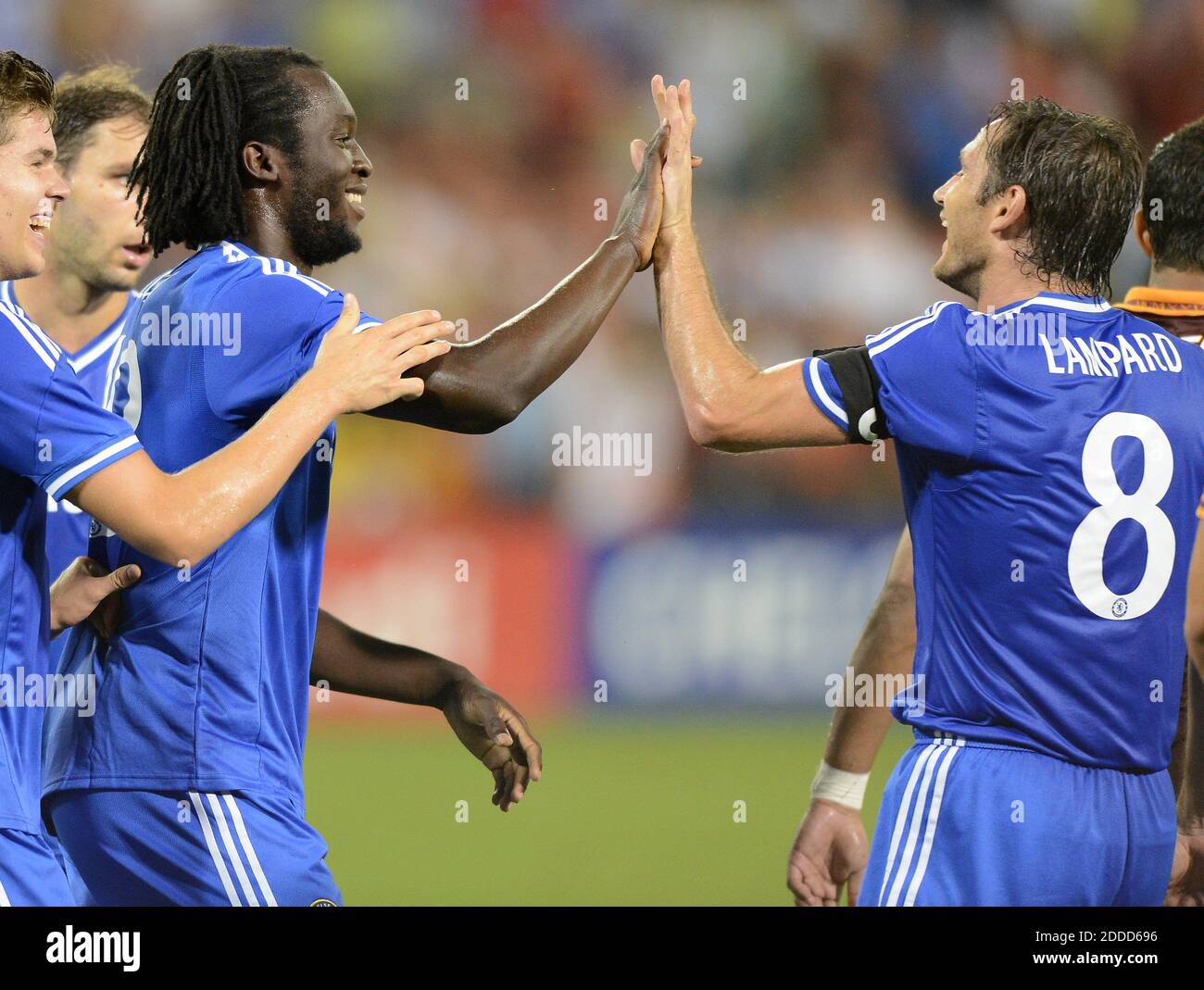PAS DE FILM, PAS DE VIDÉO, PAS de TV, PAS DE DOCUMENTAIRE - Chelsea FC avant Romelu Lukaku, à gauche, est félicité par le milieu de terrain du Chelsea FC Frank Lampard (8) après son but contre COMME Roma dans la deuxième moitié d'un international amical au stade RFK à Washington, DC, Etats-Unis, le samedi 10 août 2013. Chelsea a battu Roma 2-1. Photo de Chuck Myers/MCT/ABACAPRESS.COM Banque D'Images