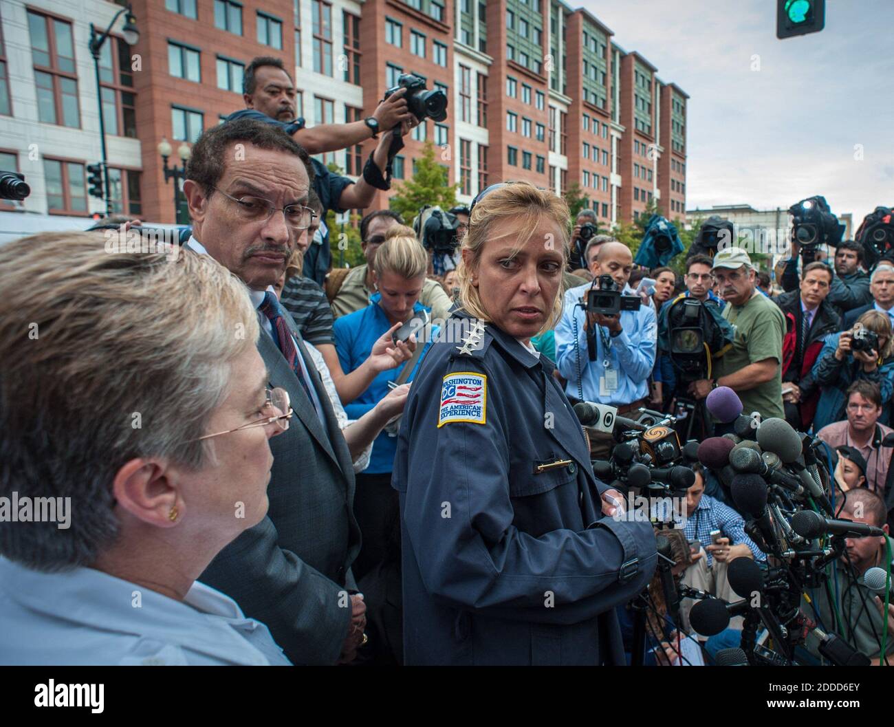 PAS DE FILM, PAS DE VIDÉO, PAS de TV, PAS DE DOCUMENTAIRE - le maire de DC Vincent Gray et le chef de police de Washington D.C. Cathy Lanier Écoutez les commentaires de la chef de police du Parc des Etats-Unis Teresa Chambers (à l'extrême gauche) Lors d'un briefing de presse sur un incident où au moins cinq personnes ont été tuées et huit blessées dans un rempage qui aurait pu impliquer deux fusillades au Washington Navy Yard le lundi matin 16 septembre 2013. Photo d'Andre Chung/MCT/ABACAPRESS.COM Banque D'Images