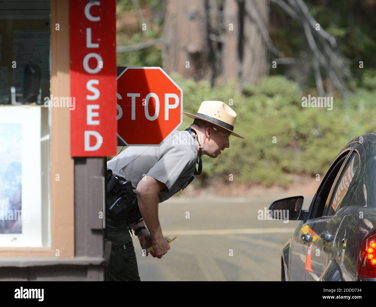 PAS DE FILM, PAS DE VIDÉO, PAS de TV, PAS DE DOCUMENTAIRE - le gardien de parc Jeff Gardner informe les visiteurs de la fermeture du parc national de Yosemite en raison de la fermeture du gouvernement, Californie, États-Unis, mardi 1er octobre 2013. Les visiteurs de la journée ont été autorisés à traverser Yosemite, mais ils ont été invités à ne pas s'arrêter ou utiliser les installations. Photo de Craig Kohlruss/Fresno Bee/MCT/ABACAPRESS.COM Banque D'Images