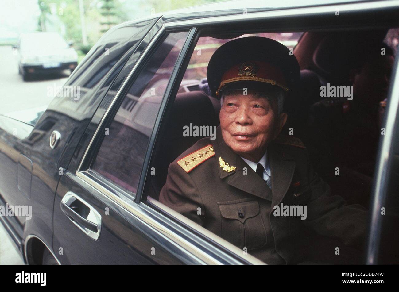 PAS DE FILM, PAS DE VIDÉO, PAS de TV, PAS DE DOCUMENTAIRE - fichier photo du général Vo Nguyen Giap passe à l'arrière de sa voiture avec chauffeur après les célébrations du 70e anniversaire du parti communiste à Hanoi, Vietnam en 2000. Maintenant, à 88. VO Nguyen Giap, le général vietnamien qui a remporté des victoires contre la France et les Etats-Unis, est décédé à l'âge de 102 ans. Sa défaite des forces françaises à Dien bien Phu en 1953 en a fait le premier commandant militaire à vaincre une grande puissance occidentale en Asie. Il a ensuite supervisé l'offensive de Tet contre les forces américaines en 1968, souvent citée comme l'un des facteurs qui ont conduit à l'A Banque D'Images