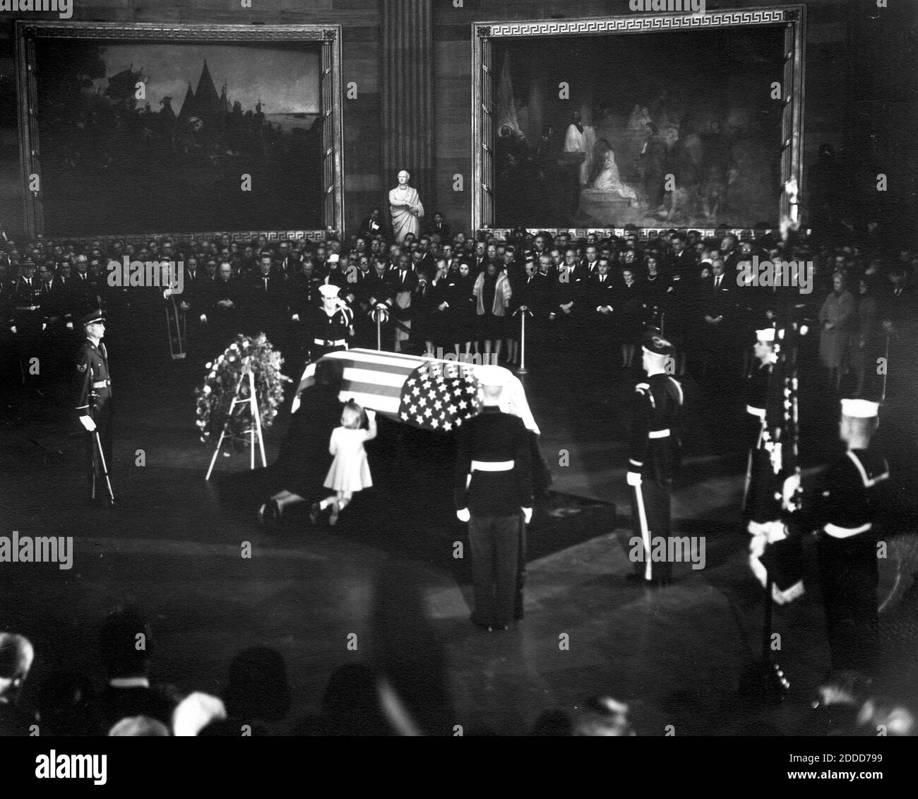 PAS DE FILM, PAS DE VIDÉO, PAS de TV, PAS DE DOCUMENTAIRE - Jacqueline Kennedy et sa fille, Caroline, s'agenouillent au rôle du Président Kennedy, comme il se trouve dans l'État dans la rotonde du Capitole des États-Unis à Washington, D.C., le 24 novembre. Photo par Abbie Rowe/National Park Service/John F. Kennedy Presidential Library and Museum/MCT/ABACAPRESS.COM Banque D'Images