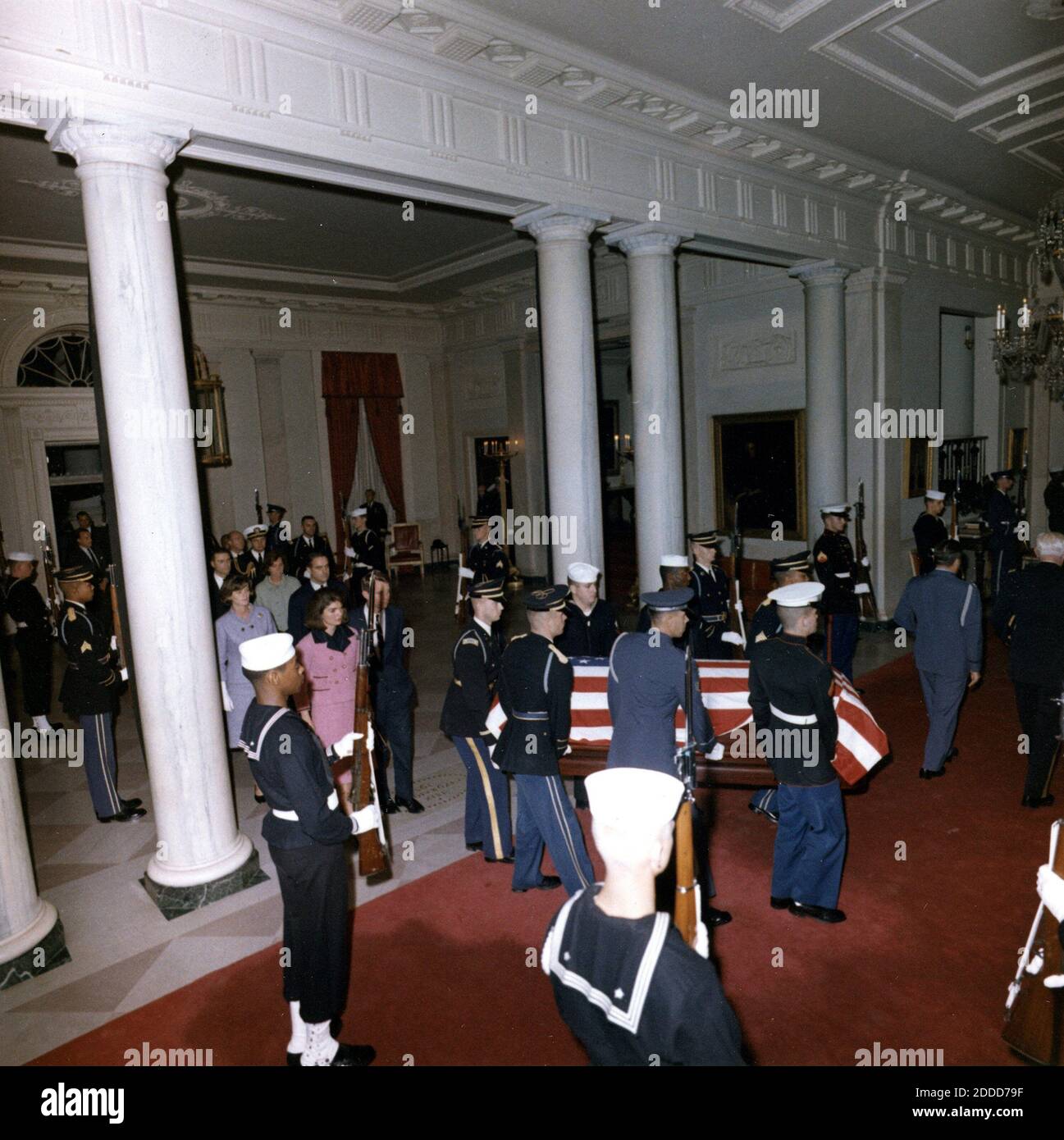 PAS DE FILM, PAS DE VIDÉO, PAS de télévision, PAS DE DOCUMENTAIRE - le corps du président Kennedy entre à la Maison Blanche pour mentir dans l'État au début du 23 novembre 1963. Photo de Cecil Stoughton/John F. Kennedy Presidential Library and Museum/MCT/ABACAPRESS.COM Banque D'Images