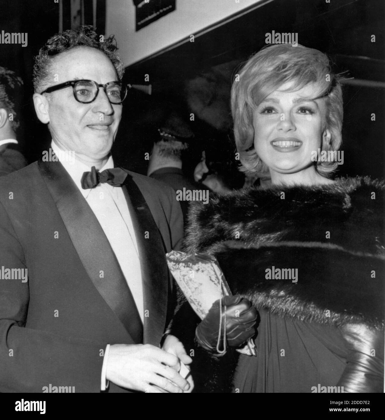 Le dramaturge et réalisateur Clifford Odets (1906-1963) escorte l'actrice et comédienne Edie Adams (1927-2008) à la première du film Avise & consentement à Hollywood, en Californie, le 9 juin 1962. L'événement a été, bien sûr, assisté par des centaines de célébrités. Je ne pense pas que l'un ou l'autre d'entre eux ait été impliqué dans le film, mais Hollywood Premieres ont été des événements de publicité importants. Pour voir mes autres images liées à l'auteur, recherche: Prestor vintage writer Banque D'Images