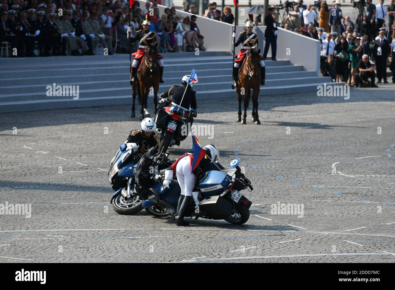 Les motocyclistes de la Garde républicaine se remettent d'une chute lors du  défilé militaire annuel du 14 juillet sur l'avenue des champs-Élysées à  Paris, en France, le 14 juillet 2018. Photo de