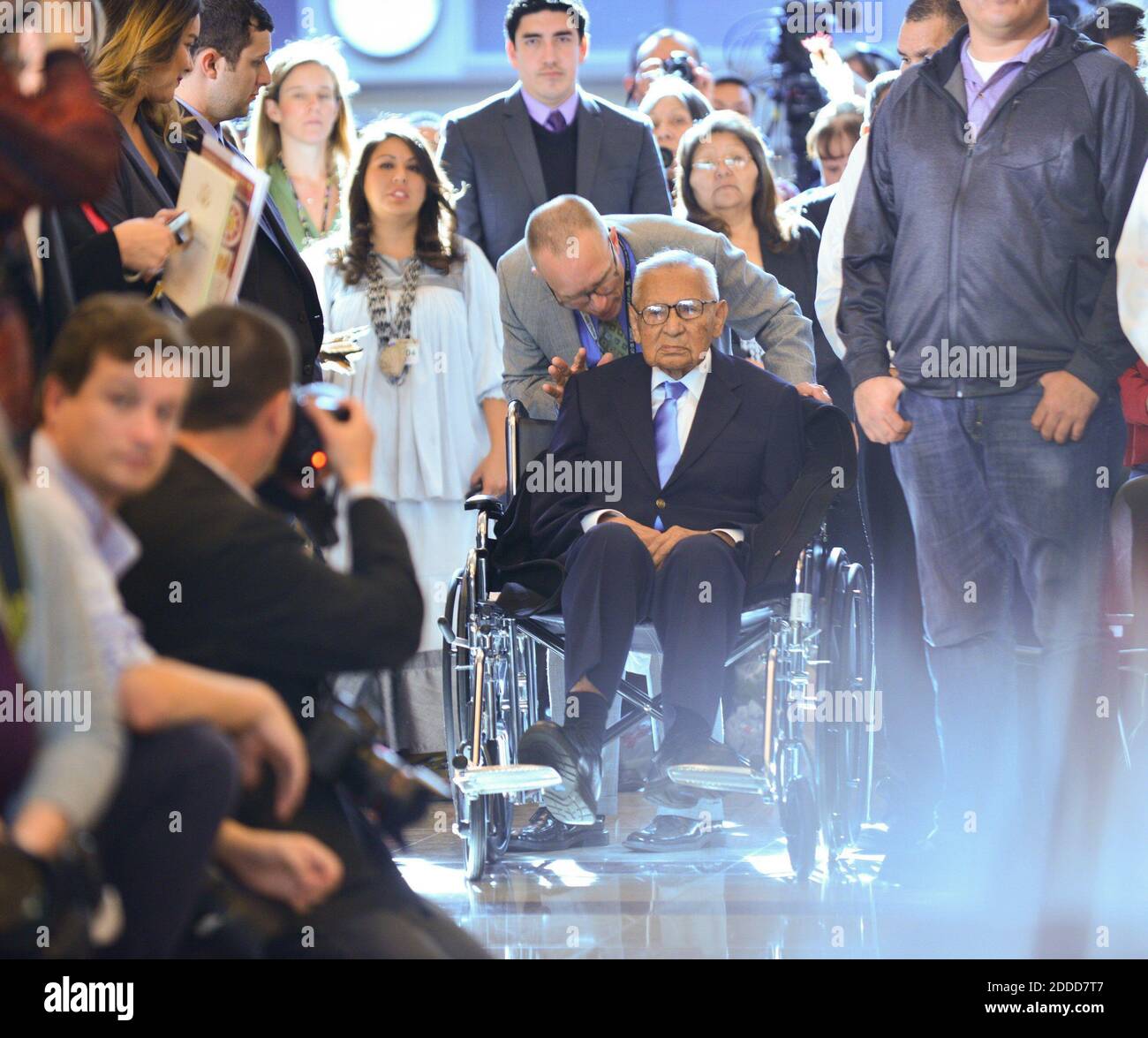 PAS DE FILM, PAS DE VIDÉO, PAS de TV, PAS DE DOCUMENTAIRE - Edmond Harjo, 96, de la nation Seminole d'Oklahoma, un survivant WW II Code Talker avec l'armée américaine attend avec d'autres à Washington, DC, USA, le mercredi 20 novembre 2013, Au cours d'une cérémonie décernant la Médaille d'or du Congrès aux Native American Code Talkers qui ont servi dans l'armée en fournissant des compétences de communication critiques. Photo de J.M. Eddins Jr./MCT/ABACAPRESS.COM Banque D'Images