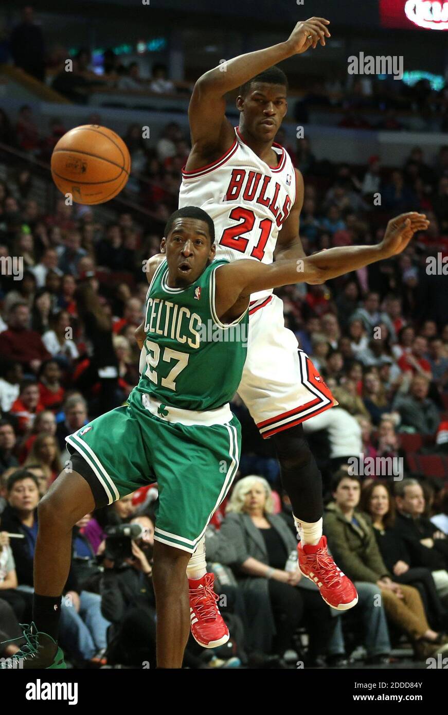 PAS DE FILM, PAS DE VIDÉO, PAS de TV, PAS DE DOCUMENTAIRE - les Chicago Bullss' Jimmy Butler (21) et les Boston Celticss' Jordan Crawford (27) se battent pour un passage dans la seconde moitié au United Center à Chicago, il, USA le 2 janvier 2014. Les Bulls ont gagné, 94-82. Photo de Chris Sweda/Chicago Tribune/MCT/ABACAPRESS.COM Banque D'Images