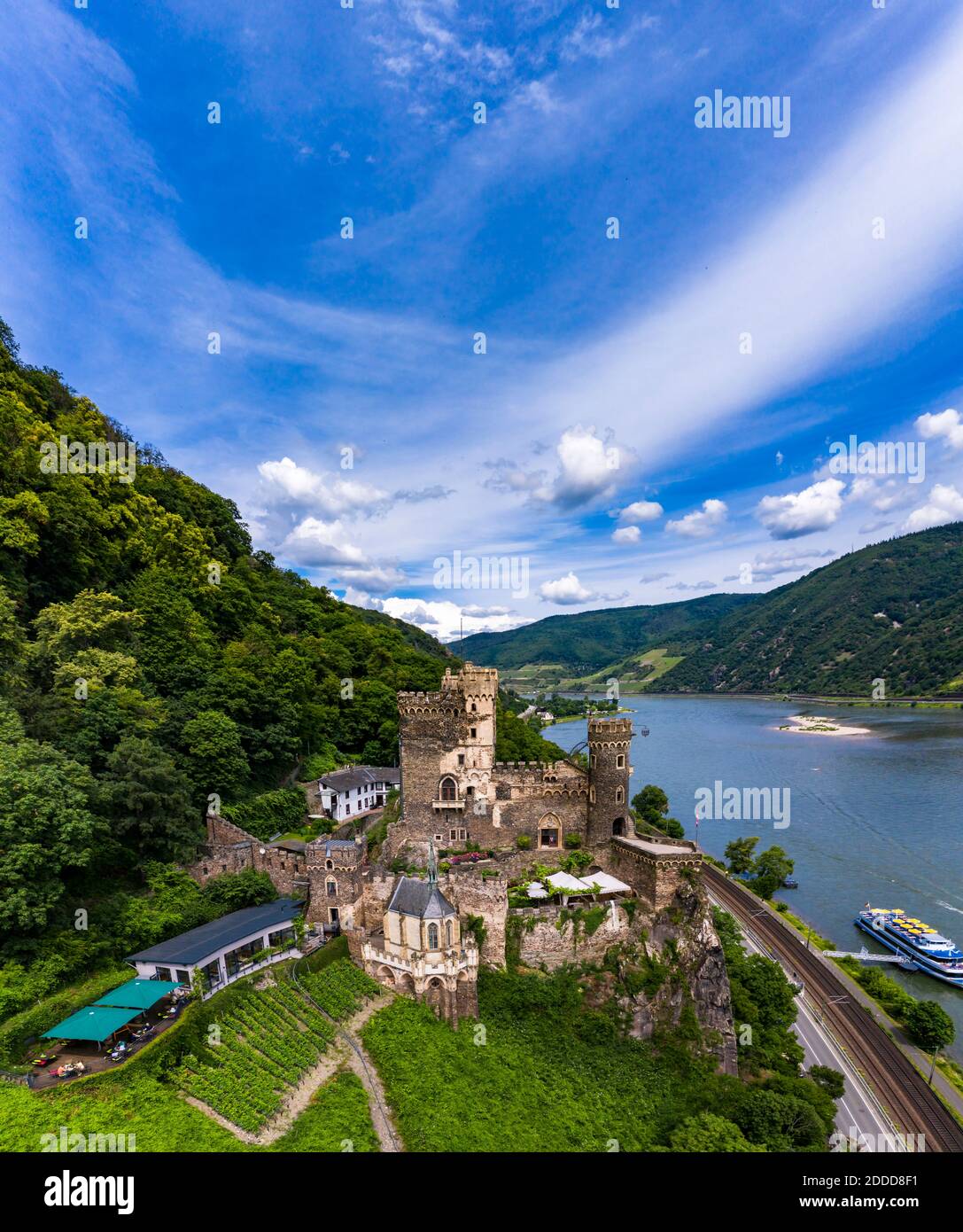 Allemagne, Rhénanie-Palatinat, Trechtingshausen, vue en hélicoptère du château de Rheinstein en été Banque D'Images