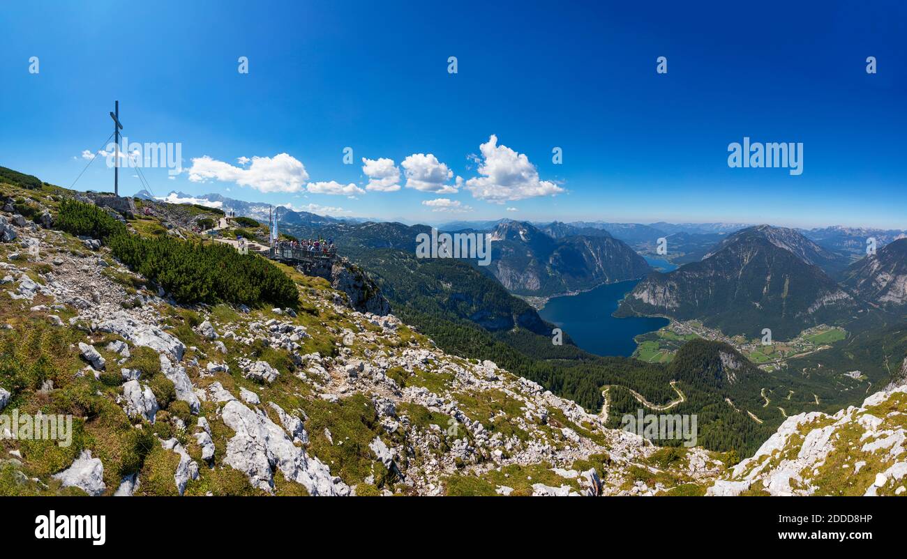 Lac Hallstatt vu de Hoher Dachstein en été avec Heilbronner Croix en arrière-plan Banque D'Images