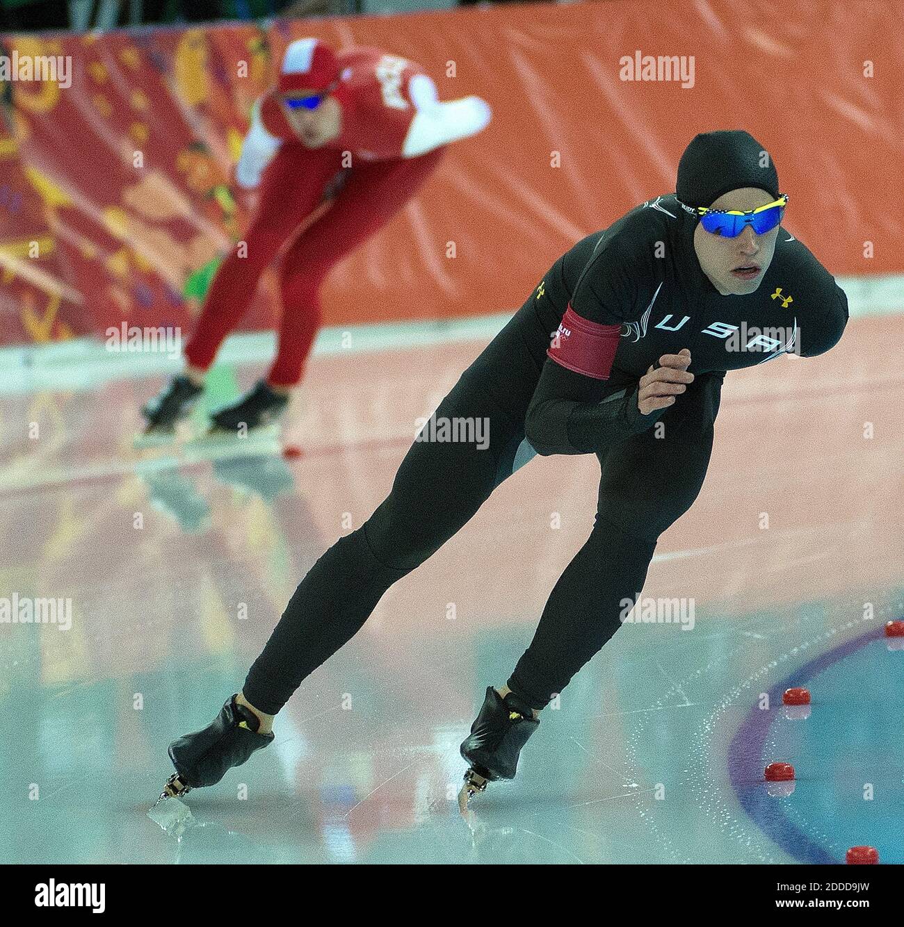 PAS DE FILM, PAS DE VIDÉO, PAS de TV, PAS DE DOCUMENTAIRE - Patrick Meek des États-Unis se présente devant Sebastian Druszkiewicz de Pologne pendant la course de 5000 mètres masculin à Adler Arena pendant les Jeux Olympiques d'hiver à Sotchi, Russie, le samedi 8 février 2014. Photo de Harry E. Walker/MCT/ABACAPRESS.COM Banque D'Images