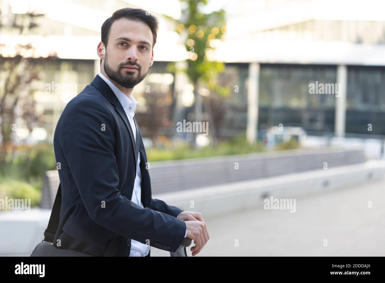 Homme d'affaires sur scooter électrique dans la ville Banque D'Images