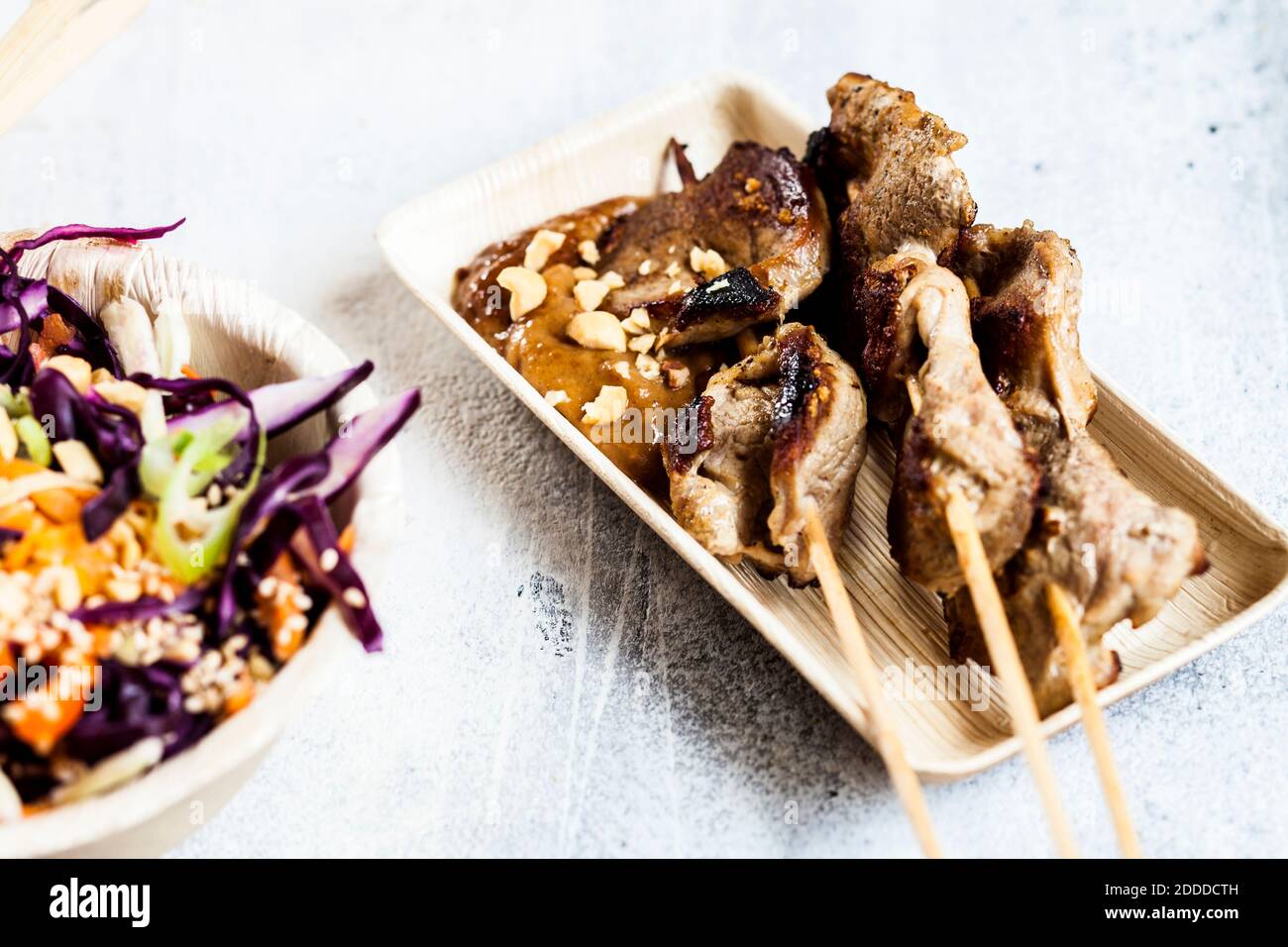 Nourriture thaïlandaise avec sauce aux arachides et salade de chou sur table à l'extérieur Banque D'Images