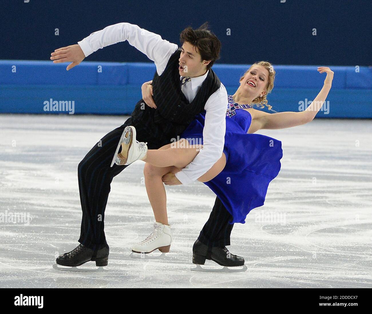 PAS DE FILM, PAS DE VIDÉO, PAS de télévision, PAS DE DOCUMENTAIRE - Kaitlyn Weaver et Andrew Poje du Canada effectuent leur petite danse lors de la compétition de patinage artistique sur glace au Palais de patinage d'Iceberg pendant les Jeux olympiques d'hiver de Sotchi, en Russie, le 16 février 2014. Photo de Chuck Myers/MCT/ABACAPRESS.COM Banque D'Images