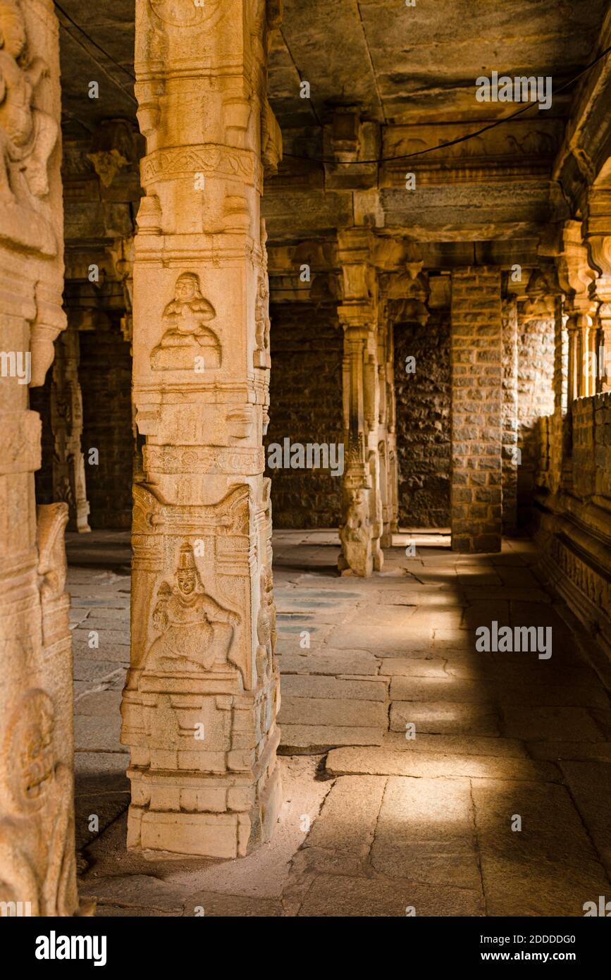 Inde, Karnataka, Hampi, colonnes sculptées au temple du complexe Vijaya Vittala dans la vallée désertique de Hampi Banque D'Images