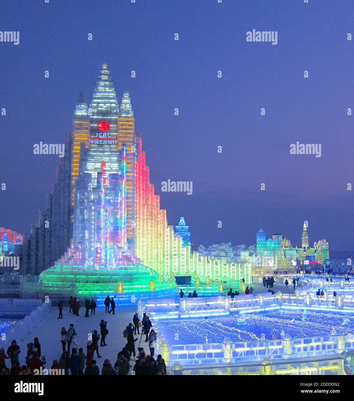 PAS DE FILM, PAS DE VIDÉO, PAS de télévision, PAS DE DOCUMENTAIRE - la plus haute structure du festival de glace de Harbin de cette année était une réplique de l'église de Hallgrimskirkja en Islande. Il comprenait une diapositive pour les visiteurs de faire leur chemin vers le bas rapidement. Harbin, Chine, 15 février 2014. Photo de Stuart Leavenworth/MCT/ABACAPRESS.COM Banque D'Images
