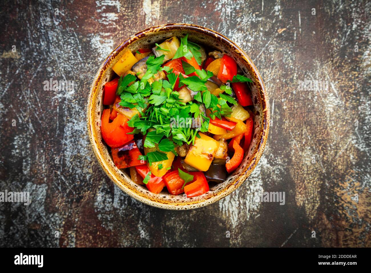 Bol d'aubergines grillées et de poivrons avec persil Banque D'Images