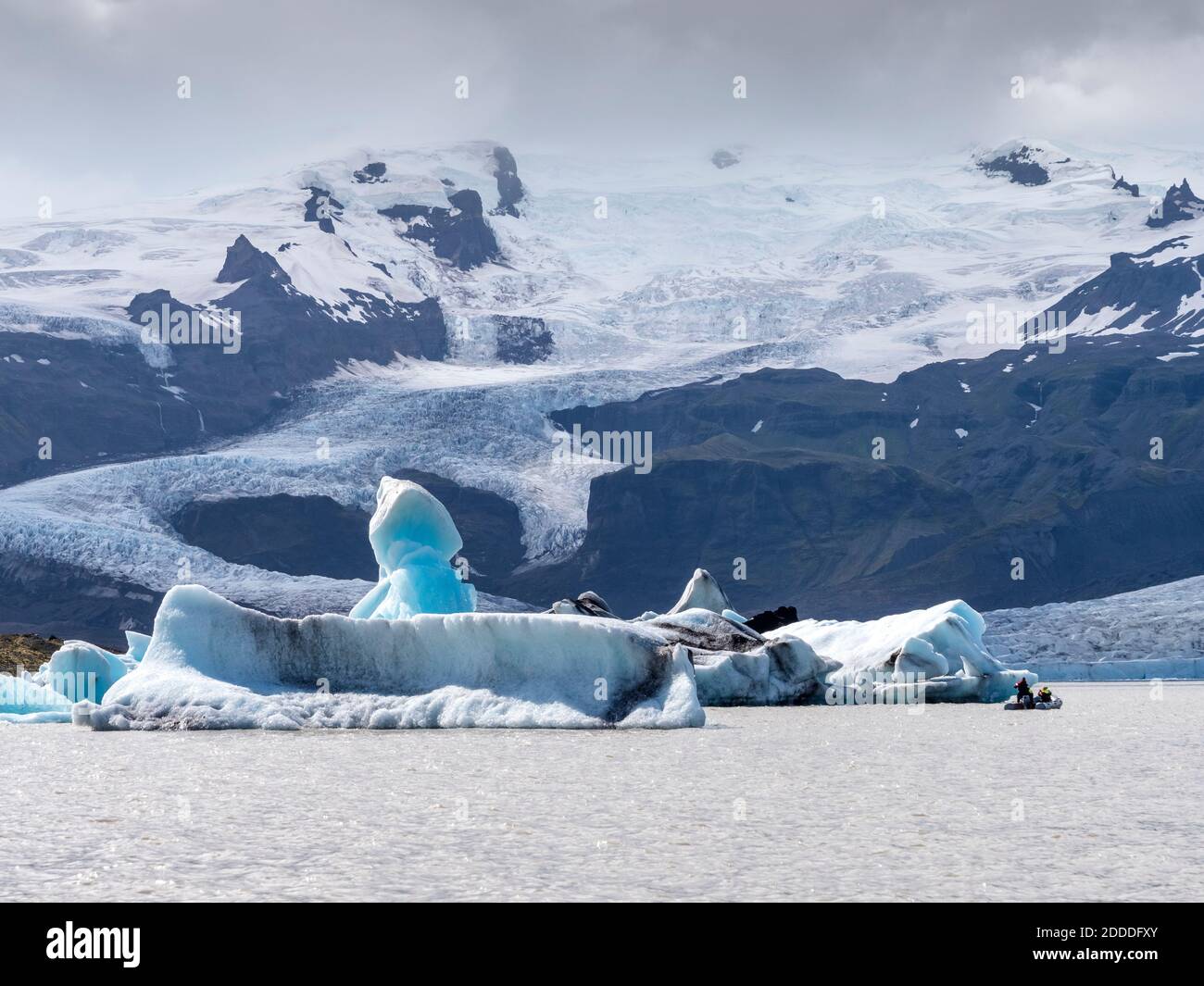 Icebergs flottant dans le lac de Jokulsarlon situé à la tête de Breidamerkurjokull glacier Banque D'Images