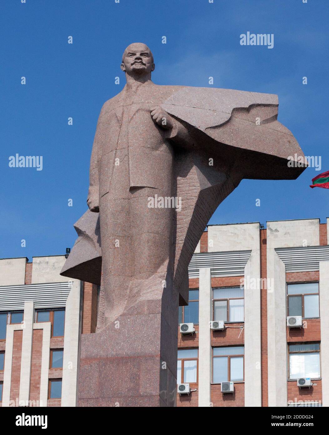 PAS DE FILM, PAS DE VIDÉO, PAS de TV, PAS DE DOCUMENTAIRE - UNE statue de Lénine est vue à l'extérieur du Soviet suprême, le bâtiment du Parlement à Tiraspol en République soviétique de Transnistrie, un sliver de pays contesté qui a déclaré son indépendance de la Moldavie, la nation la plus pauvre d'Europe, en 1990, mais n'est pas encore reconnu par un gouvernement du monde entier. Avec une population d'à peine un demi-million d'habitants, un mélange de Russes ethniques, de moldaves et d'Ukrainiens, le Trans-Dniester n'est guère plus qu'un trait de plume sur la carte, mais ces dernières semaines, il est devenu l'objet de beaucoup d'attention politique. Photo par Kit Gillet/MCT/ABACAP Banque D'Images