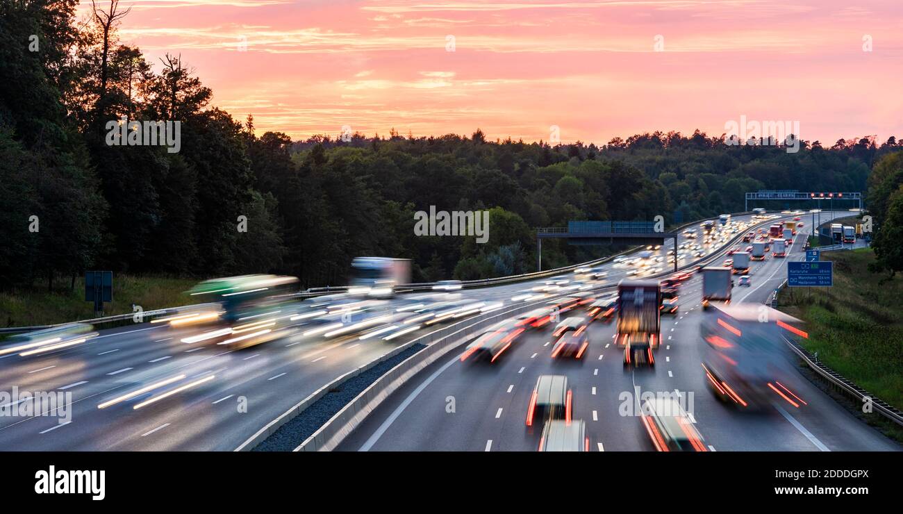 Allemagne, Bade-Wurtemberg, Stuttgart, circulation sur Bundesautobahn 8 au crépuscule Banque D'Images