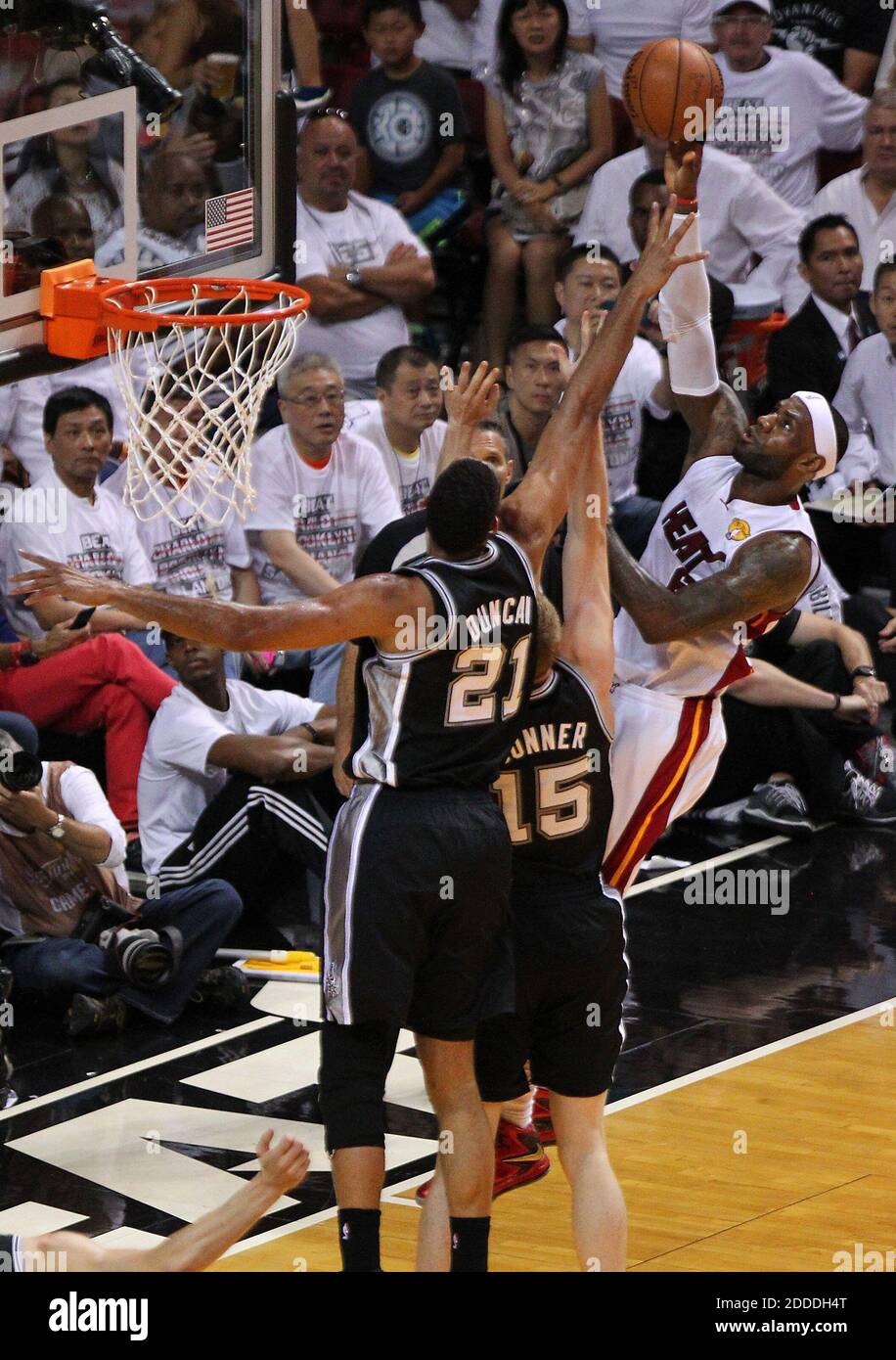 PAS DE FILM, PAS DE VIDÉO, PAS de TV, PAS DE DOCUMENTAIRE - Miami Heat forward LeBron James va dans le panier contre San Antonio Spurs avance Tim Duncan (21) et coéquipier avantMatt Bonner pendant le jeu 3 des finales NBA à AmericanAirlines Arena à Miami, FL, USA le 10 juin 2014. Photo de David Santiago/El Nuevo Herald/MCT/ABACAPRESS.COM Banque D'Images