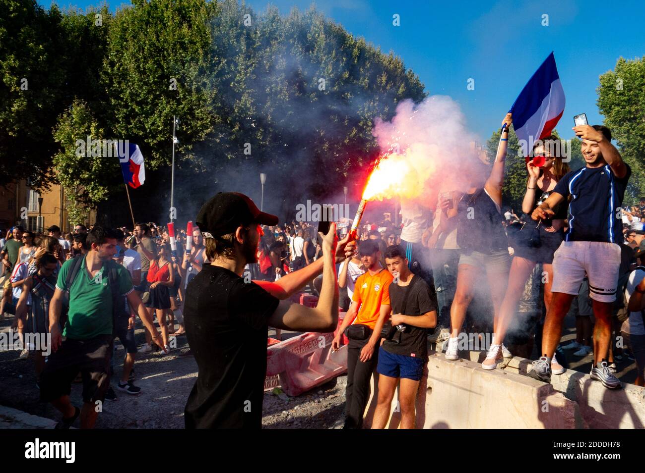 Ambiance dans les rues, juste après la fin de la finale de la coupe du monde de la FIFA « Russie 2018 », dans les rues d'Aix en Provence, au sud de la France, le 15 juillet 2018. Photo par Ammar Abd Rabbo/ABACAPRESS.COM Banque D'Images