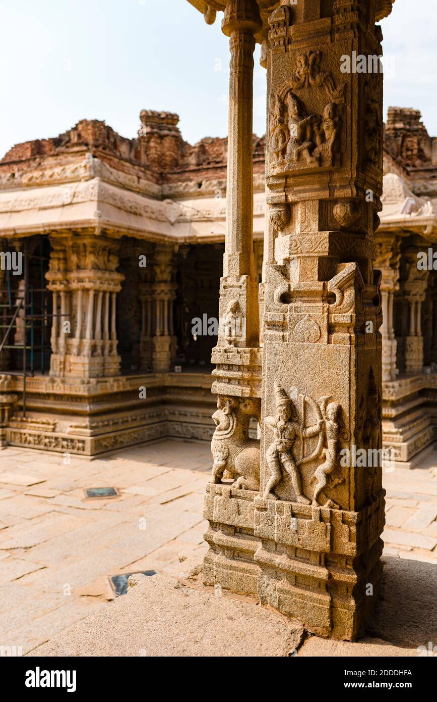 Inde, Karnataka, Hampi, extérieur du temple du complexe Vijaya Vittala dans la vallée désertique de Hampi Banque D'Images