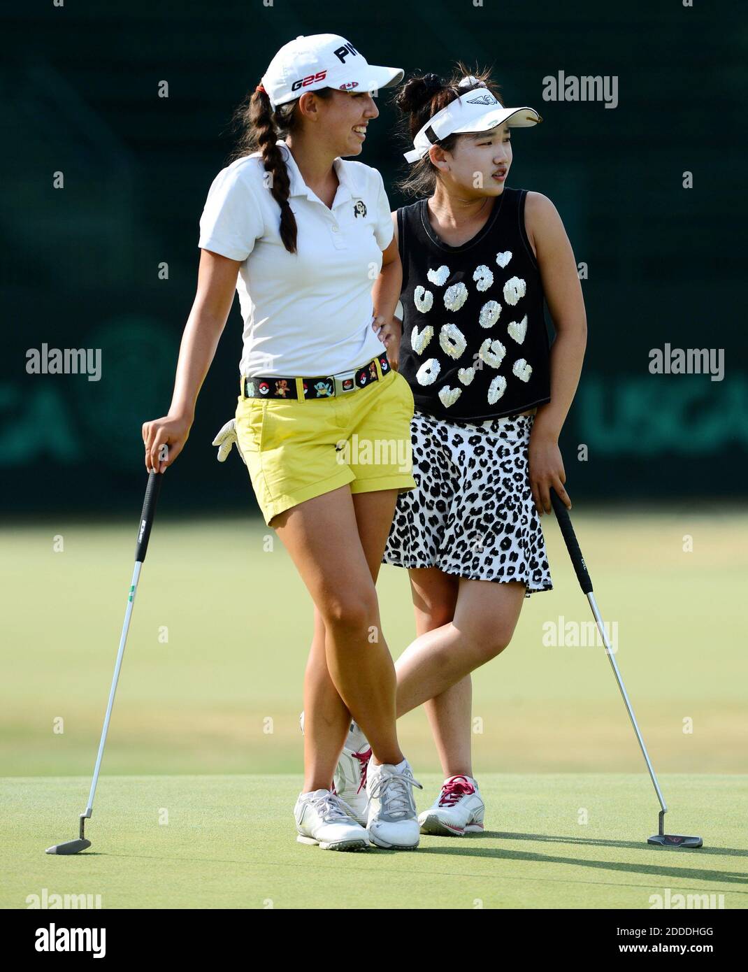 PAS DE FILM, PAS DE VIDÉO, PAS de TV, PAS DE DOCUMENTAIRE - Lucy Li, à droite, et Jessica Wallace attendent de frapper sur le 18e trou pendant le deuxième jour de l'US Women's Open 2014 à Pinehurst No 2 à Pinehurst, NC, USA le 20 juin 2014. Photo de Jeff Siner/Charlotte observer/MCT/ABACAPRESS.COM Banque D'Images