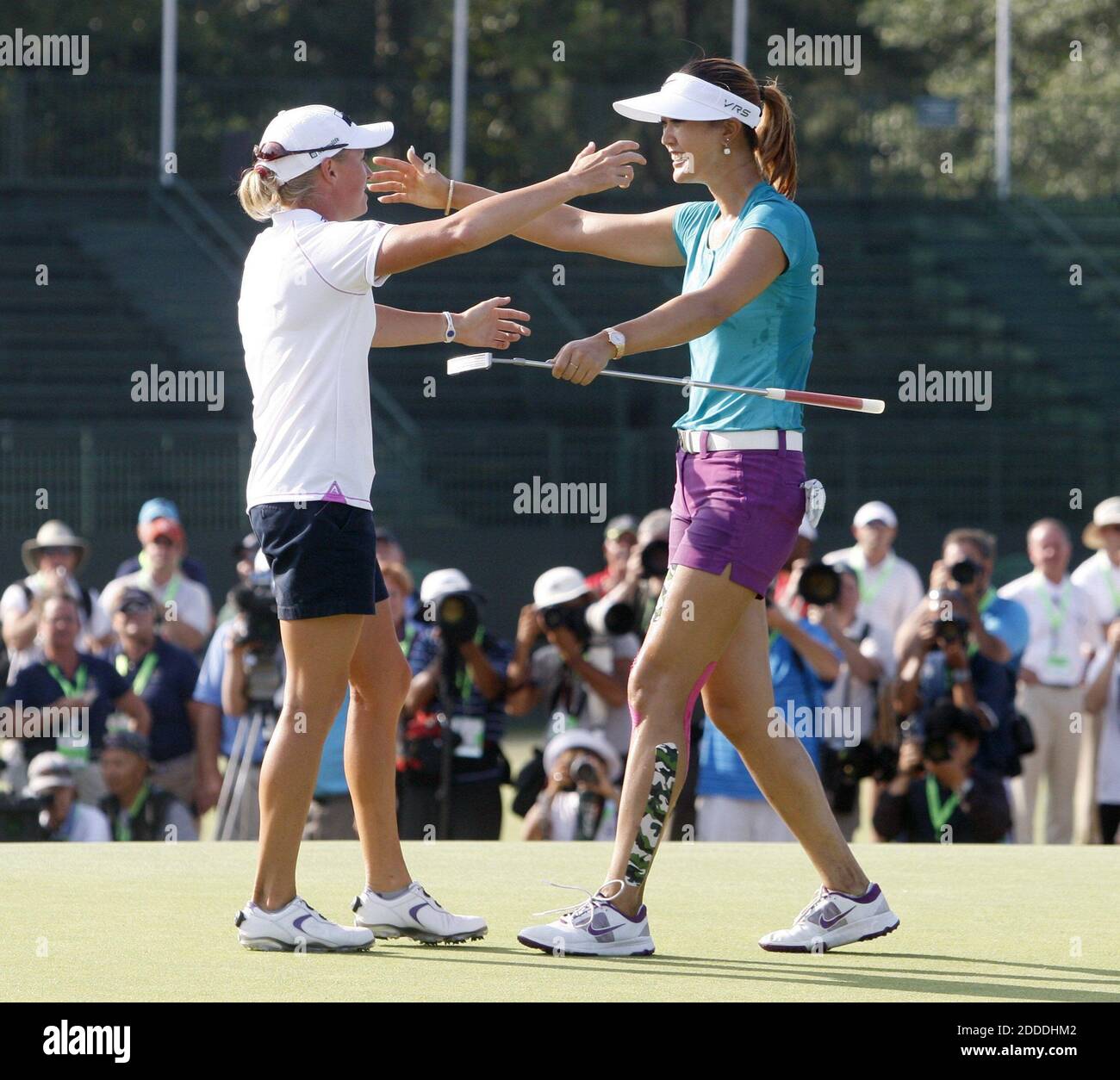 PAS DE FILM, PAS DE VIDÉO, PAS de TV, PAS DE DOCUMENTAIRE - Stacy Lewis Hugs Michelle Wie, a remporté l'US Women's Open au Pinehurst No 2 à Pinehurst, NC, USA le 22 juin 2014. Photo de Corey Lowenstein/Raleigh News & observer/MCT/ABACAPRESS.COM Banque D'Images