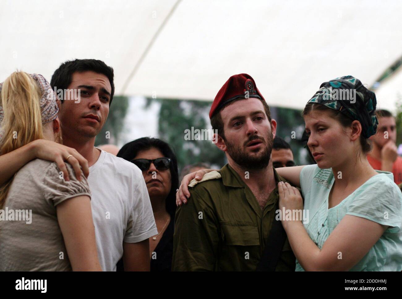 PAS DE FILM, PAS DE VIDÉO, PAS de télévision, PAS DE DOCUMENTAIRE - plus de 15,000 Israéliens se sont enfuis contre Kfar Saba en Israël dimanche 3 août 2014 pour rendre hommage à Hadar Goldin, tué en action à Gaza vendredi. Goldin a été initialement pensé capturé par le Hamas, mais plus tard, l'armée a précisé qu'il était mort.photo par Daniella Cheslow/MCT/ABACAPRESS.COM Banque D'Images