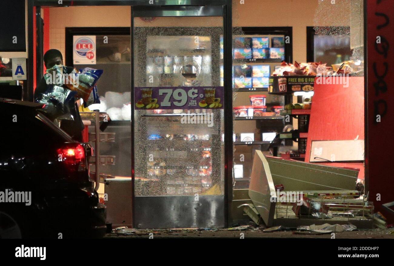 PAS DE FILM, PAS DE VIDÉO, PAS de télévision, PAS DE DOCUMENTAIRE - le QuikTrip dans le 9400 bloc de Florissant Road est pillé le dimanche 10 août 2014, un jour après qu'un officier Ferguson a abattu Michael Brown. Photo de Robert Cohen/St. Louis Post-Dispatch/MCT/ABACAPRESS.COM Banque D'Images