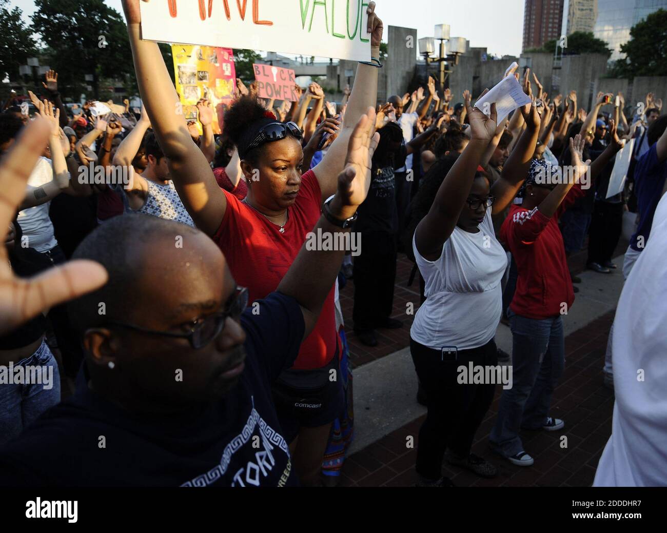 PAS DE FILM, PAS DE VIDÉO, PAS de télévision, PAS DE DOCUMENTAIRE - Beth Gillus, au centre, lève ses mains et son signe avec le reste de la foule pendant un moment de silence à l'Inner Harbour de Baltimore lors d'un rassemblement de solidarité et mars le jeudi 14 août 2014, pour Michael Brown de Ferguson, Photo Mo. Par Rachel Woolf/Baltimore Sun/MCT/ABACAPRESS.COM Banque D'Images