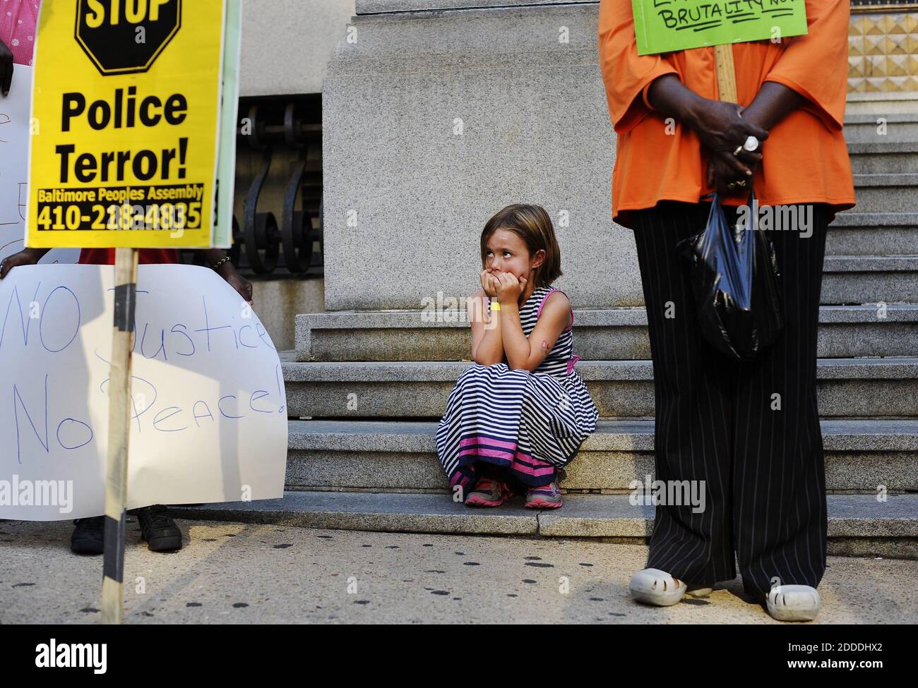 PAS DE FILM, PAS DE VIDÉO, PAS de TV, PAS DE DOCUMENTAIRE - Amelia Vitek, 6 ans, regarde les manifestants et les panneaux à l'extérieur du Clarence Mitchell Jr. Au rassemblement de solidarité et mars le jeudi 14 août 2014, pour Michael Brown de Ferguson, Mo. Photo par Rachel Woolf/Baltimore Sun/MCT/ABACAPRESS.COM Banque D'Images