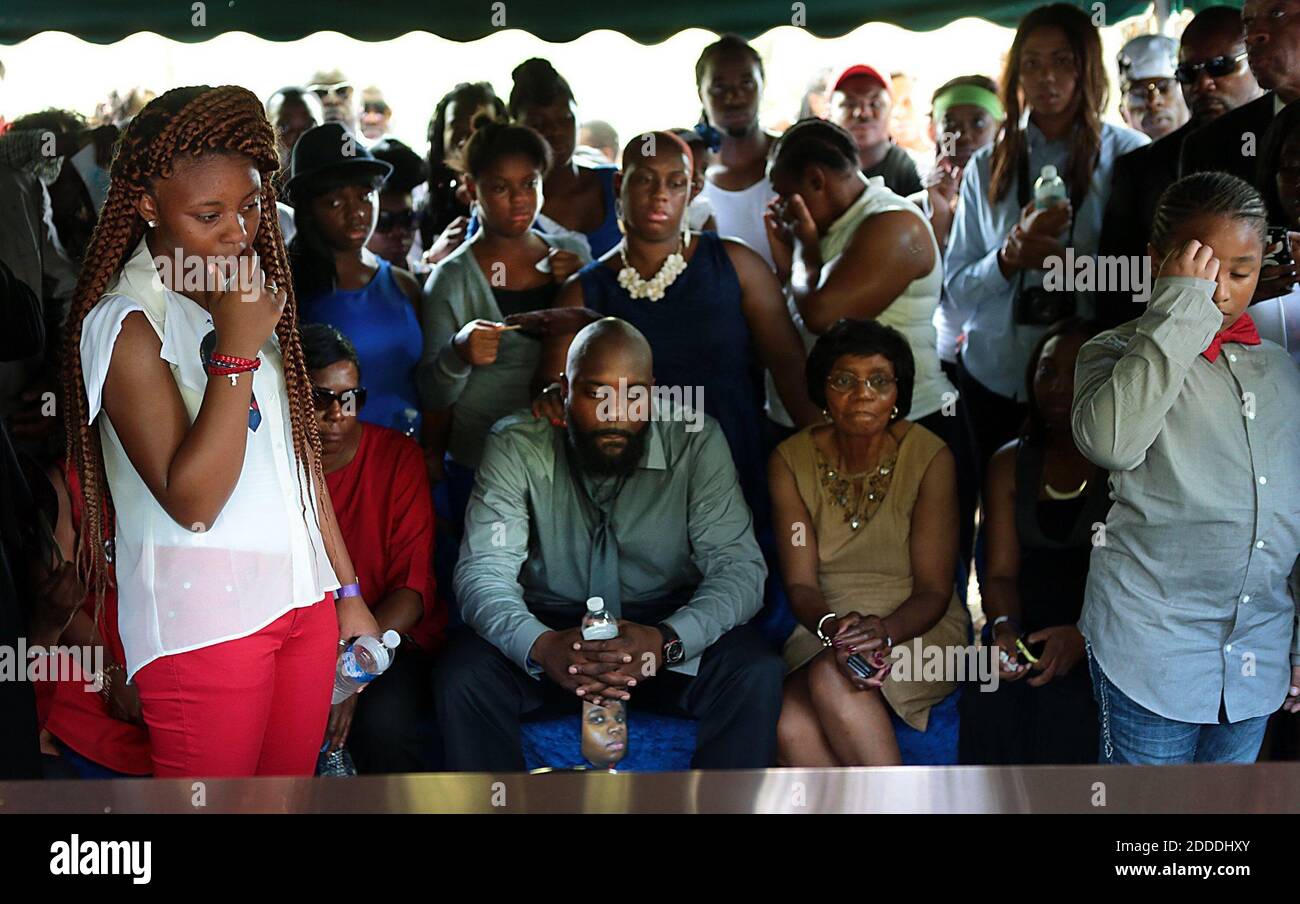 PAS DE FILM, PAS DE VIDÉO, PAS de TV, PAS DE DOCUMENTAIRE - la famille de Michael Brown, y compris son père Michael Brown, Sr., au centre, regarde comme sa voûte est abaissée dans le sol au cimetière Saint-Pierre en Normandie, Mo, USA, le lundi 25 août 2014. Photo de Robert Cohen/St. Louis Post-Dispatch/MCT/ABACAPRESS.COM Banque D'Images