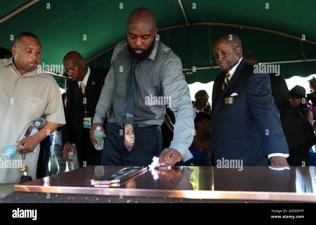 PAS DE FILM, PAS DE VIDÉO, PAS de télévision, PAS DE DOCUMENTAIRE - Michael Brown, Sr. Balaie le haut de la voûte contenant le cercueil de son fils Michael Brown au cimetière Saint-Pierre en Normandie, au Missouri, à la fin du service de sépulture le lundi 25 août 2014. Photo de Robert Cohen/St. Louis Post-Dispatch/MCT/ABACAPRESS.COM Banque D'Images