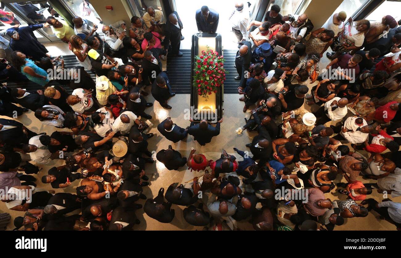 PAS DE FILM, PAS DE VIDÉO, PAS de TV, PAS DE DOCUMENTAIRE - le cercueil de Michael Brown sort de l'église baptiste Missionnaire amicale du Temple à la fin de ses funérailles le lundi 25 août 2014. Photo de Robert Cohen/St. Louis Post-Dispatch/MCT/ABACAPRESS.COM Banque D'Images