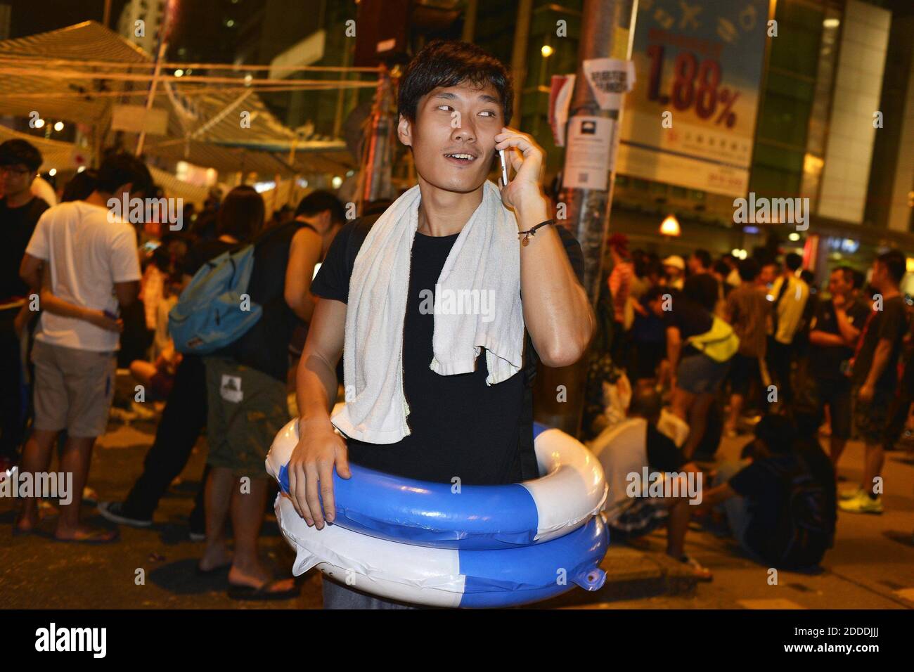 PAS DE FILM, PAS DE VIDÉO, PAS de télévision, PAS DE DOCUMENTAIRE - UN étudiant protestant qui semble préparé à toute éventualité assiste à la manifestation à Mongkok octobre 6, 2014 à Hong Kong, Chine. Photo de Chris Stowers/McClatchy/MCT/ABACAPRESS.COM Banque D'Images