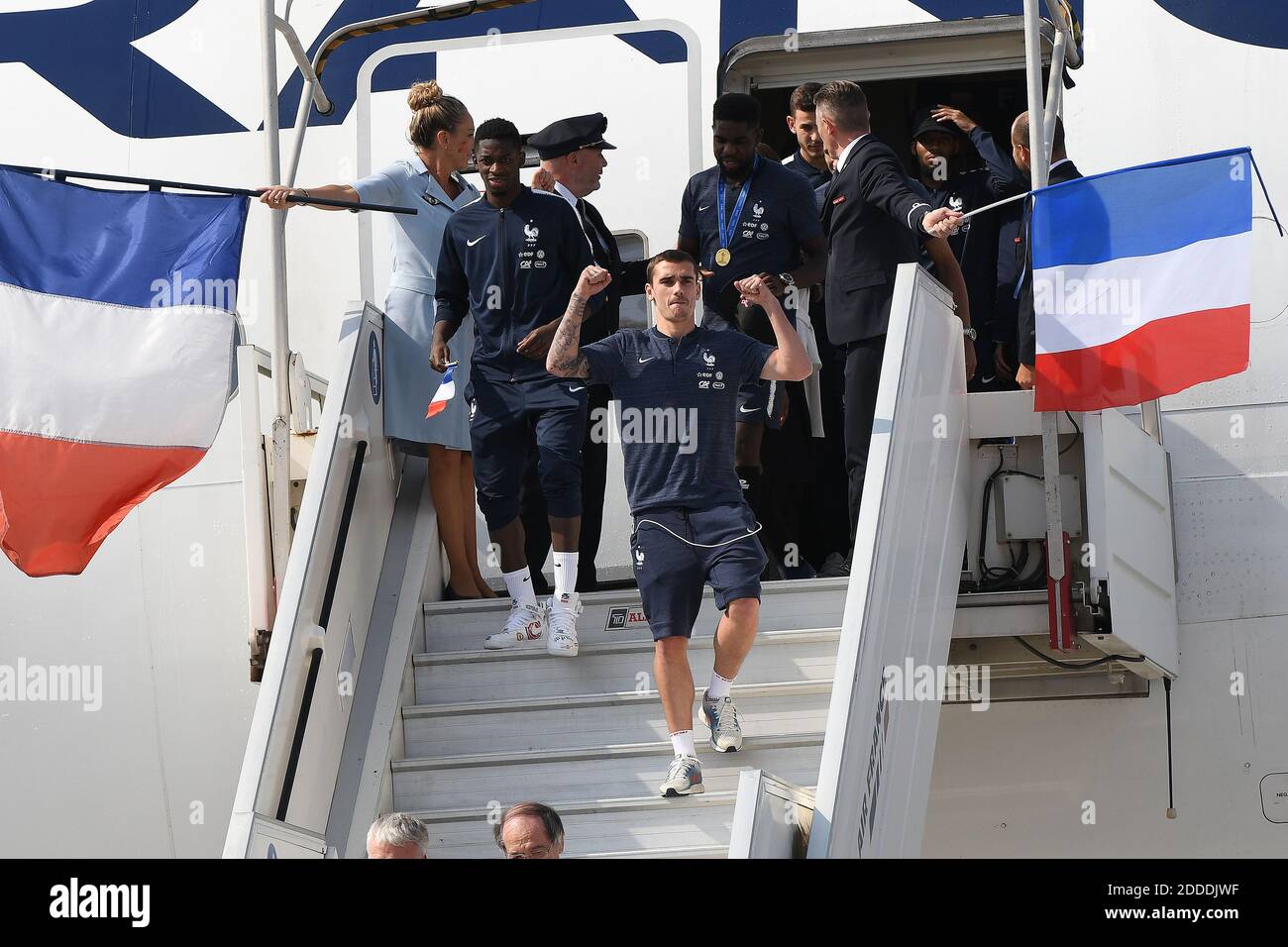 Antoine Griezmann, de France, célèbre son débarquement avec ses coéquipiers à leur arrivée à l'aéroport Roissy-Charles de Gaulle, en périphérie de Paris, le 16 juillet 2018, après avoir remporté le dernier match de football de la coupe du monde de Russie 2018. Photo par ABACAPRESS.COM Banque D'Images