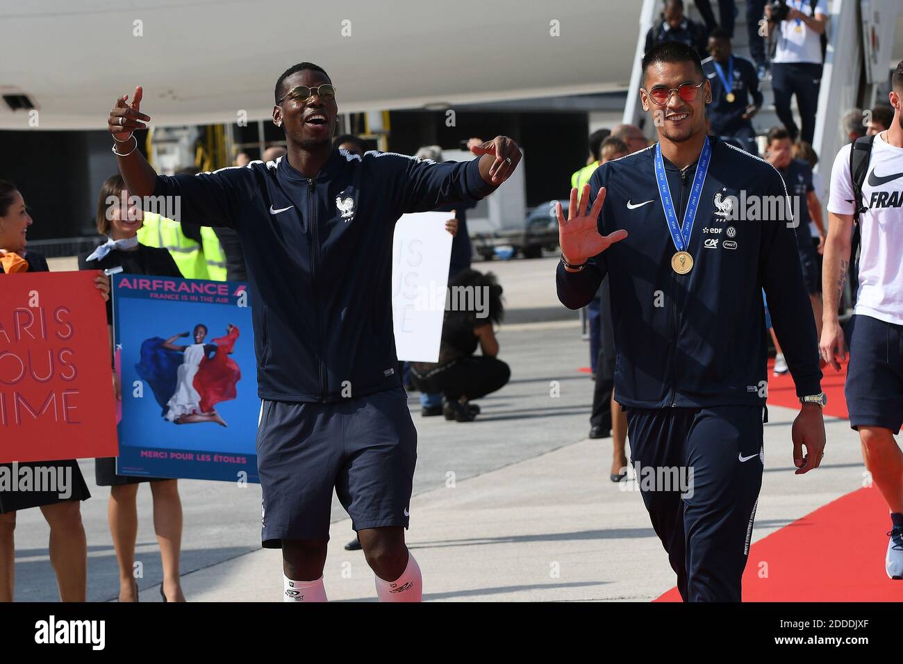 Paul Pogba et Alphonse areola débarquent de l'avion avec leurs coéquipiers à leur arrivée à l'aéroport Roissy-Charles de Gaulle, en périphérie de Paris, en France, le 16 juillet 2018, après avoir remporté le dernier match de football de la coupe du monde de Russie 2018. Photo par ABACAPRESS.COM Banque D'Images