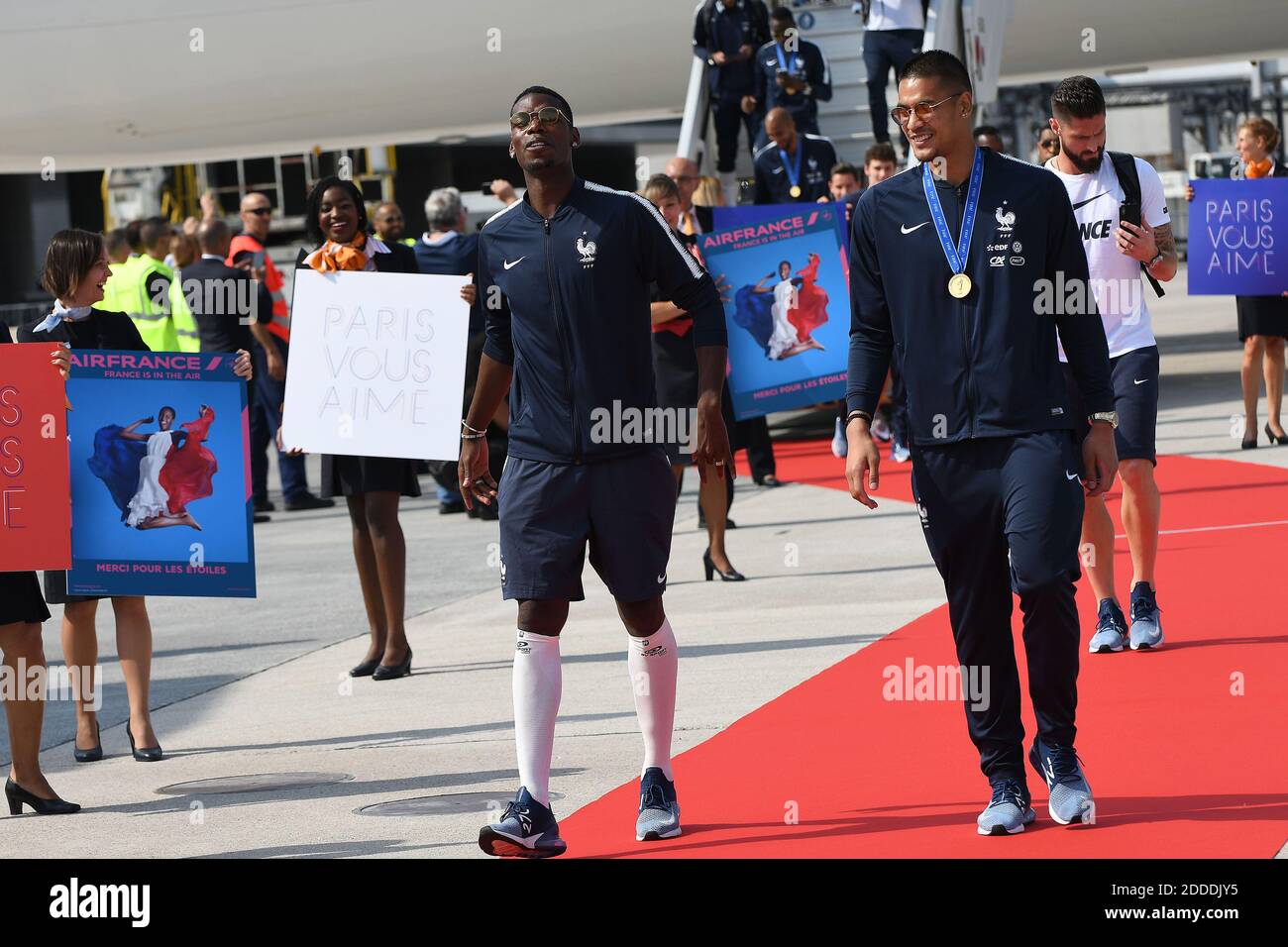 Paul Pogba et Alphonse areola débarquent de l'avion avec leurs coéquipiers à leur arrivée à l'aéroport Roissy-Charles de Gaulle, en périphérie de Paris, en France, le 16 juillet 2018, après avoir remporté le dernier match de football de la coupe du monde de Russie 2018. Photo par ABACAPRESS.COM Banque D'Images